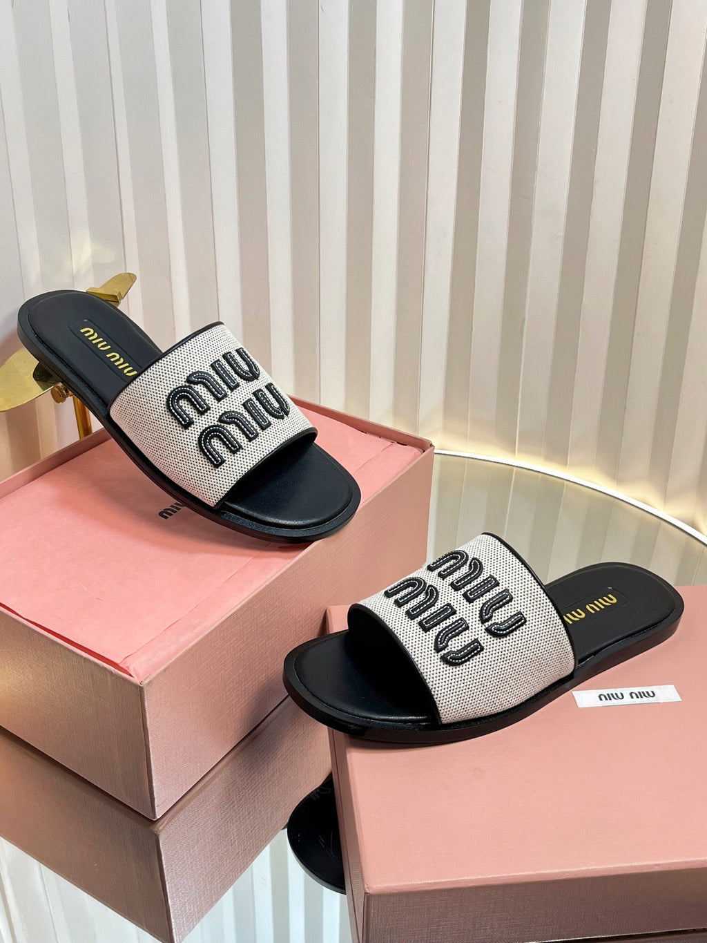 SLIDES SANDALS IN BLACK CALFSKIN AND WHITE STRAW WOVEN