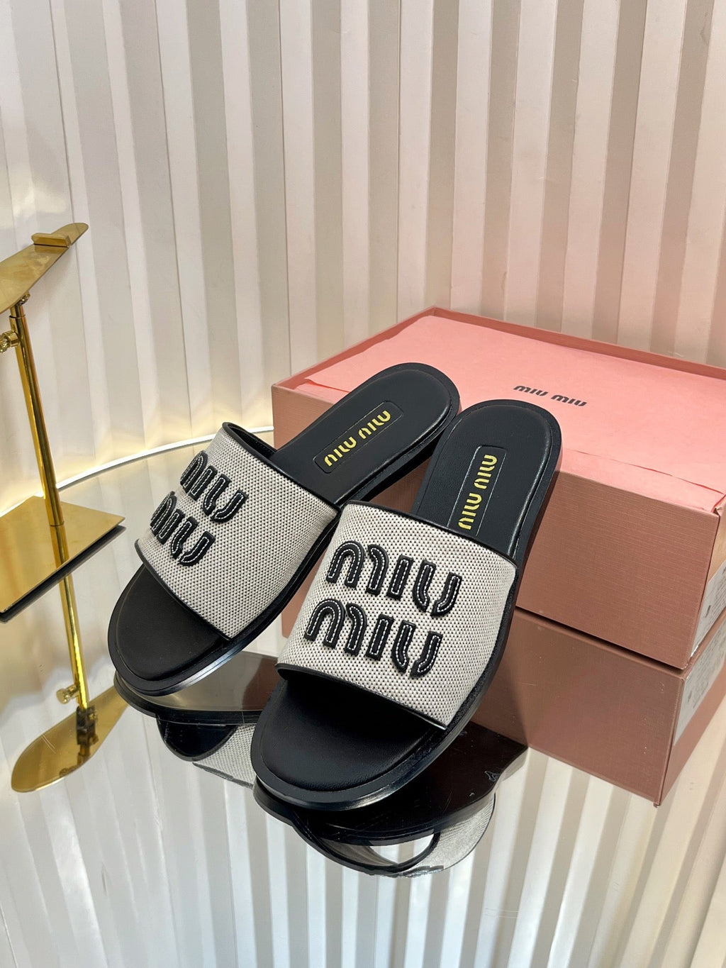 SLIDES SANDALS IN BLACK CALFSKIN AND WHITE STRAW WOVEN