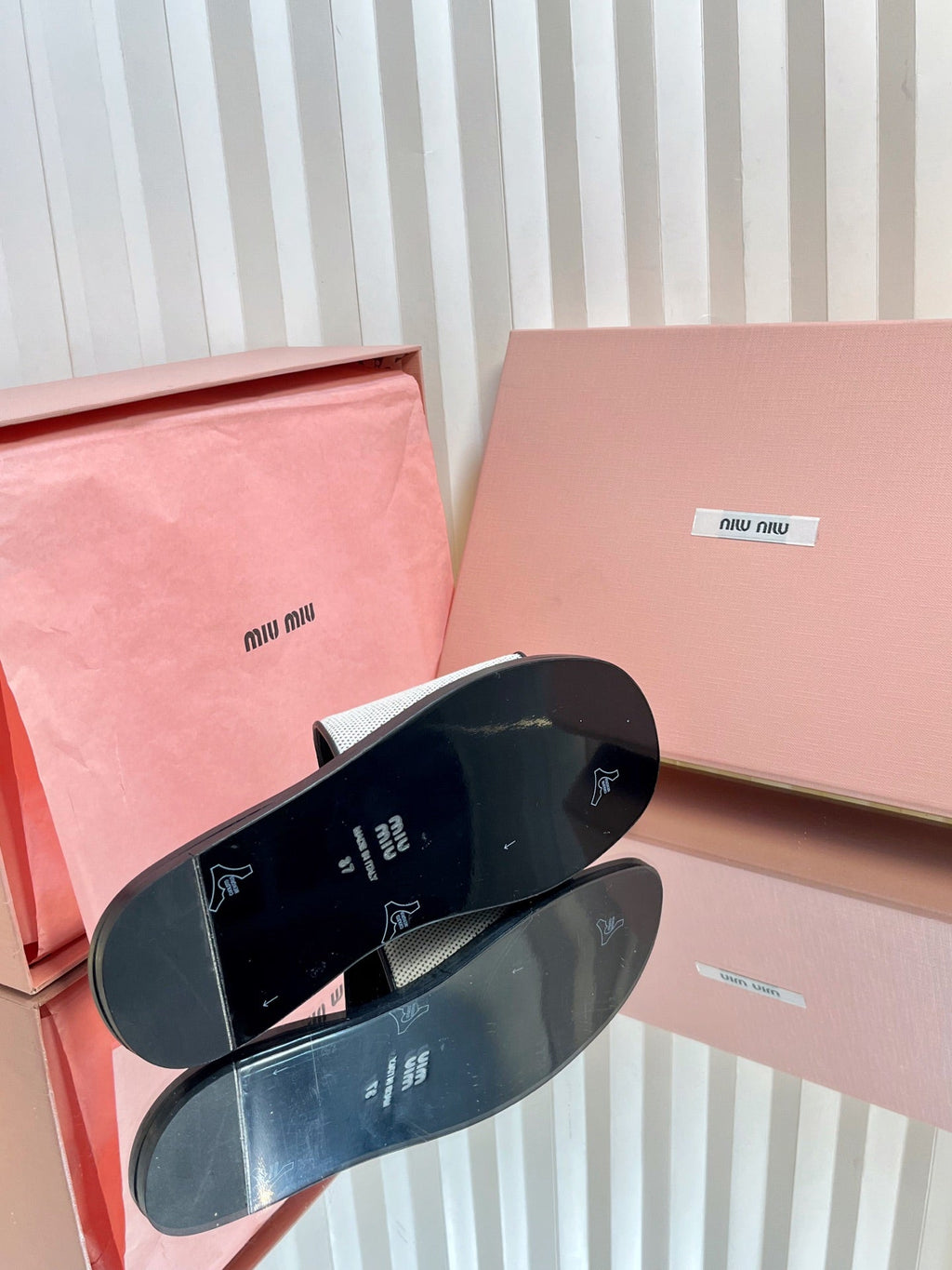 SLIDES SANDALS IN BLACK CALFSKIN AND WHITE STRAW WOVEN