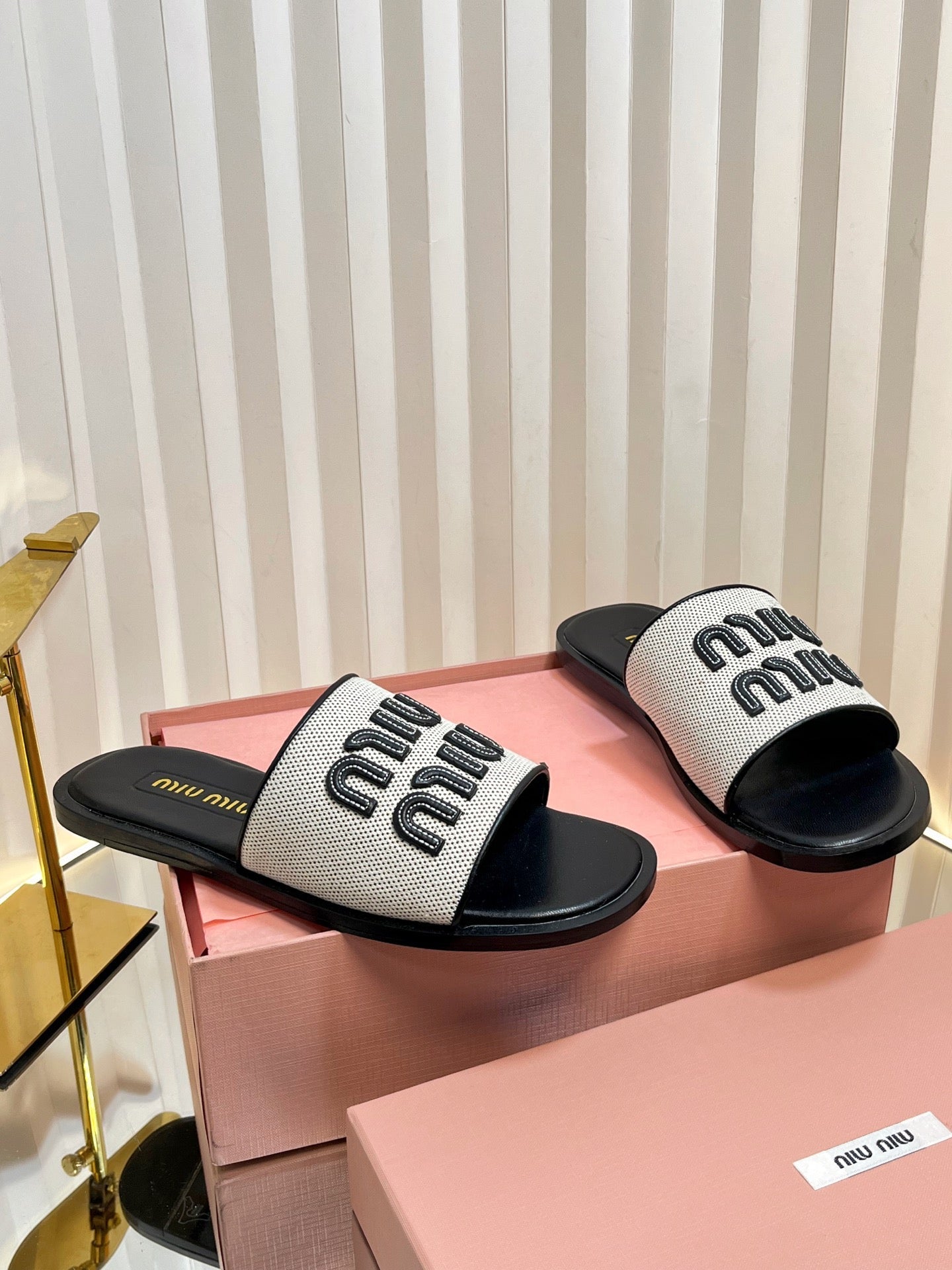 SLIDES SANDALS IN BLACK CALFSKIN AND WHITE STRAW WOVEN