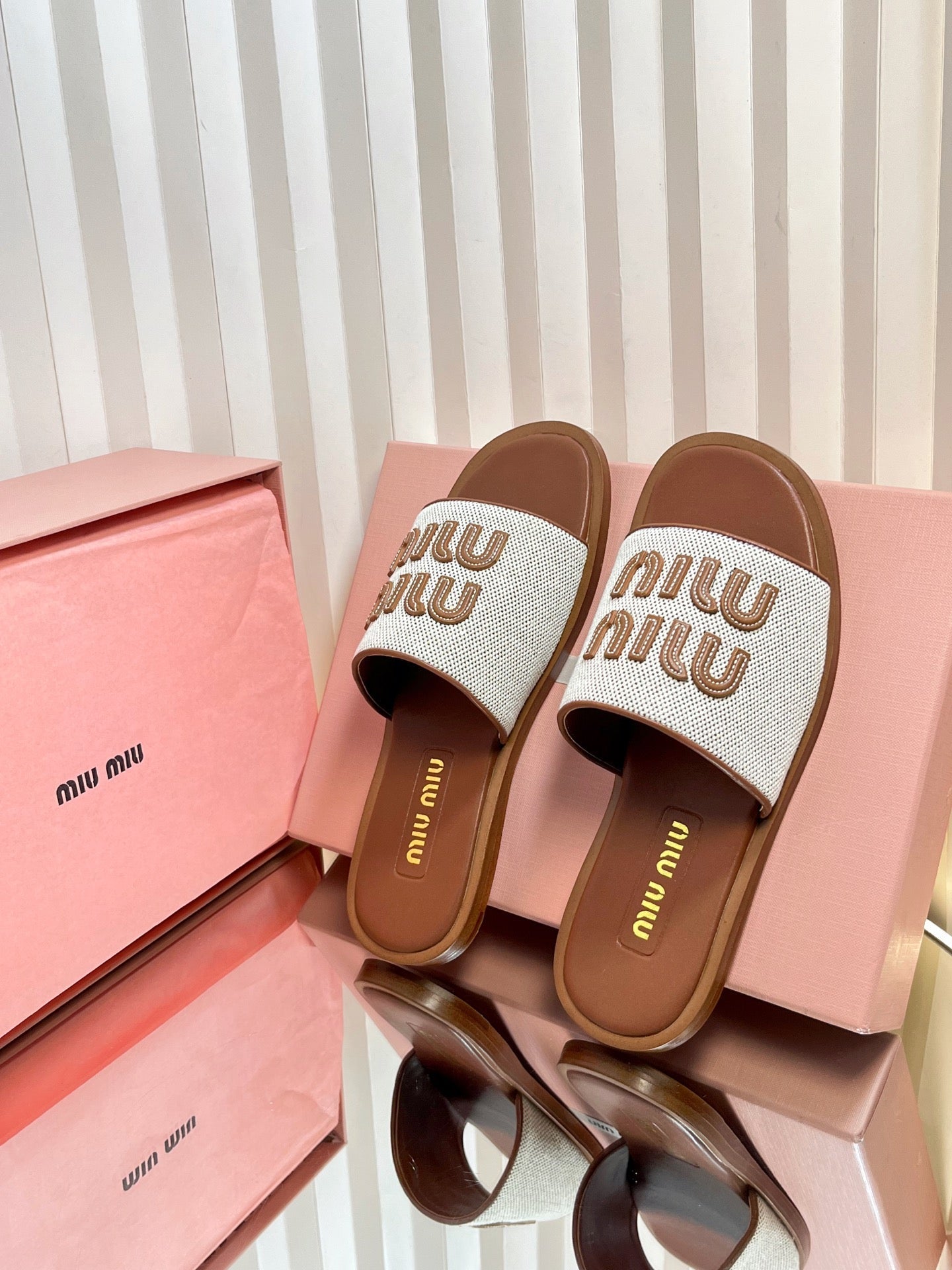 SLIDES SANDALS IN BROWN STRAW WOVEN