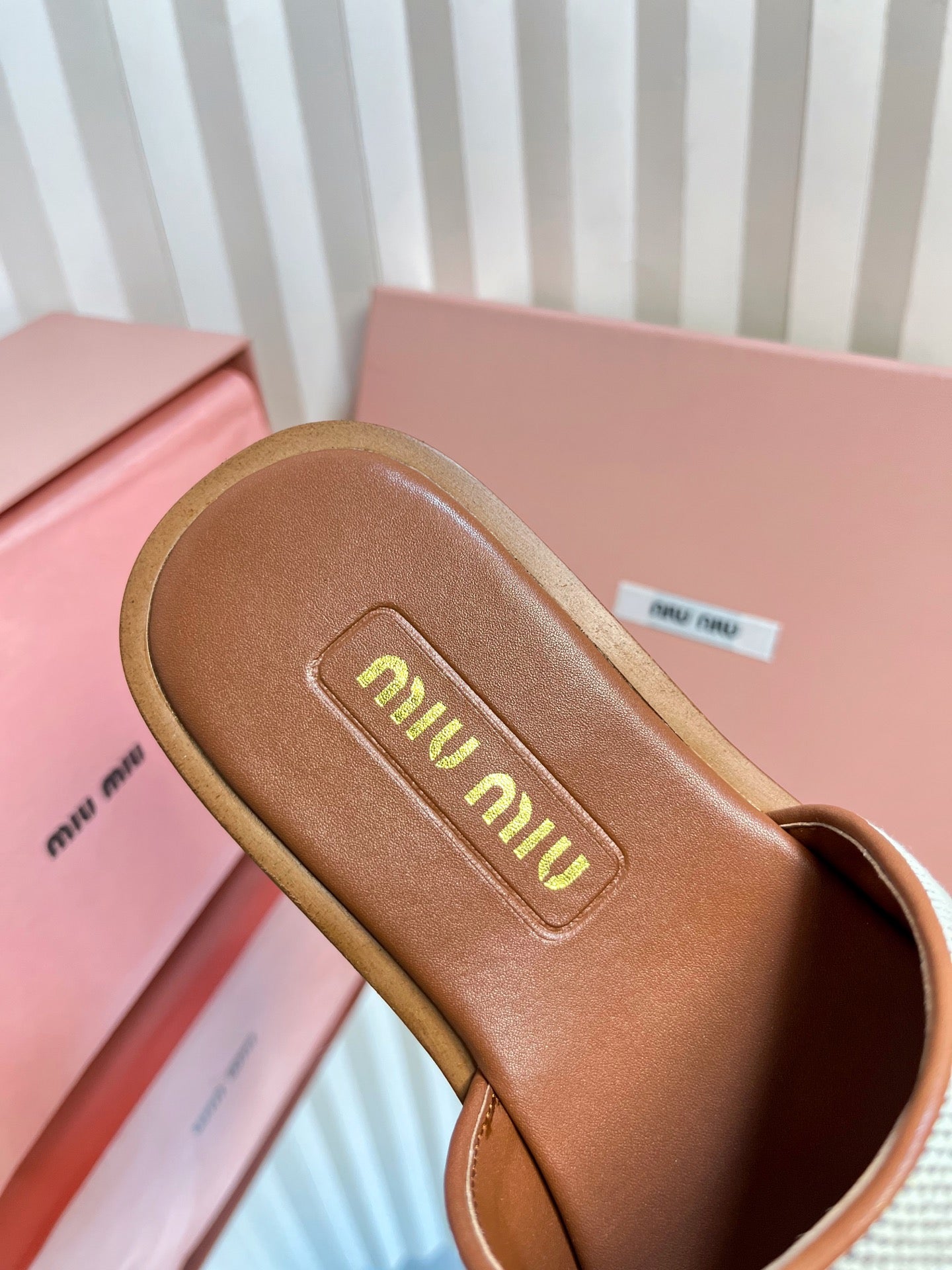 SLIDES SANDALS IN BROWN STRAW WOVEN