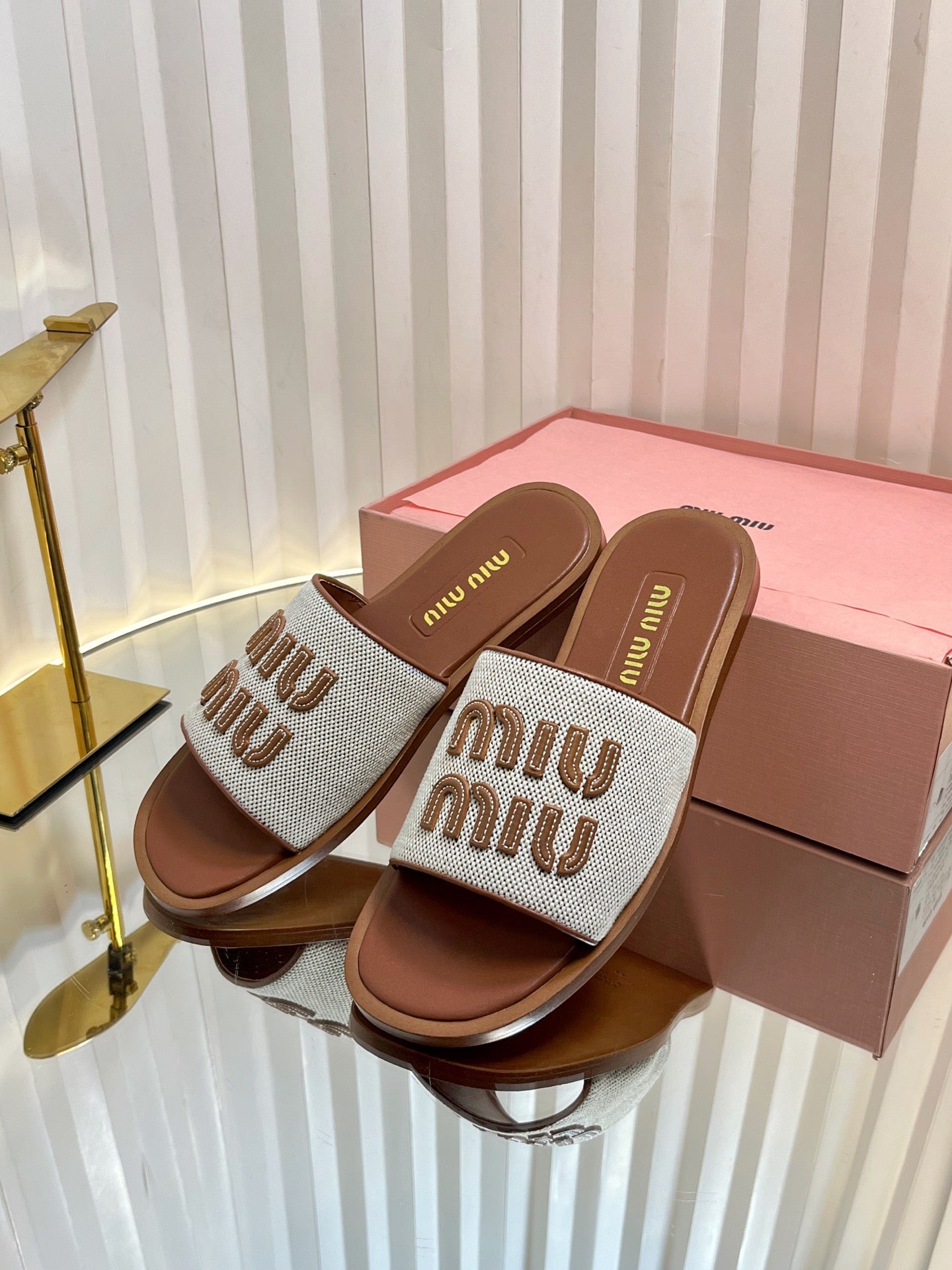 SLIDES SANDALS IN BROWN STRAW WOVEN