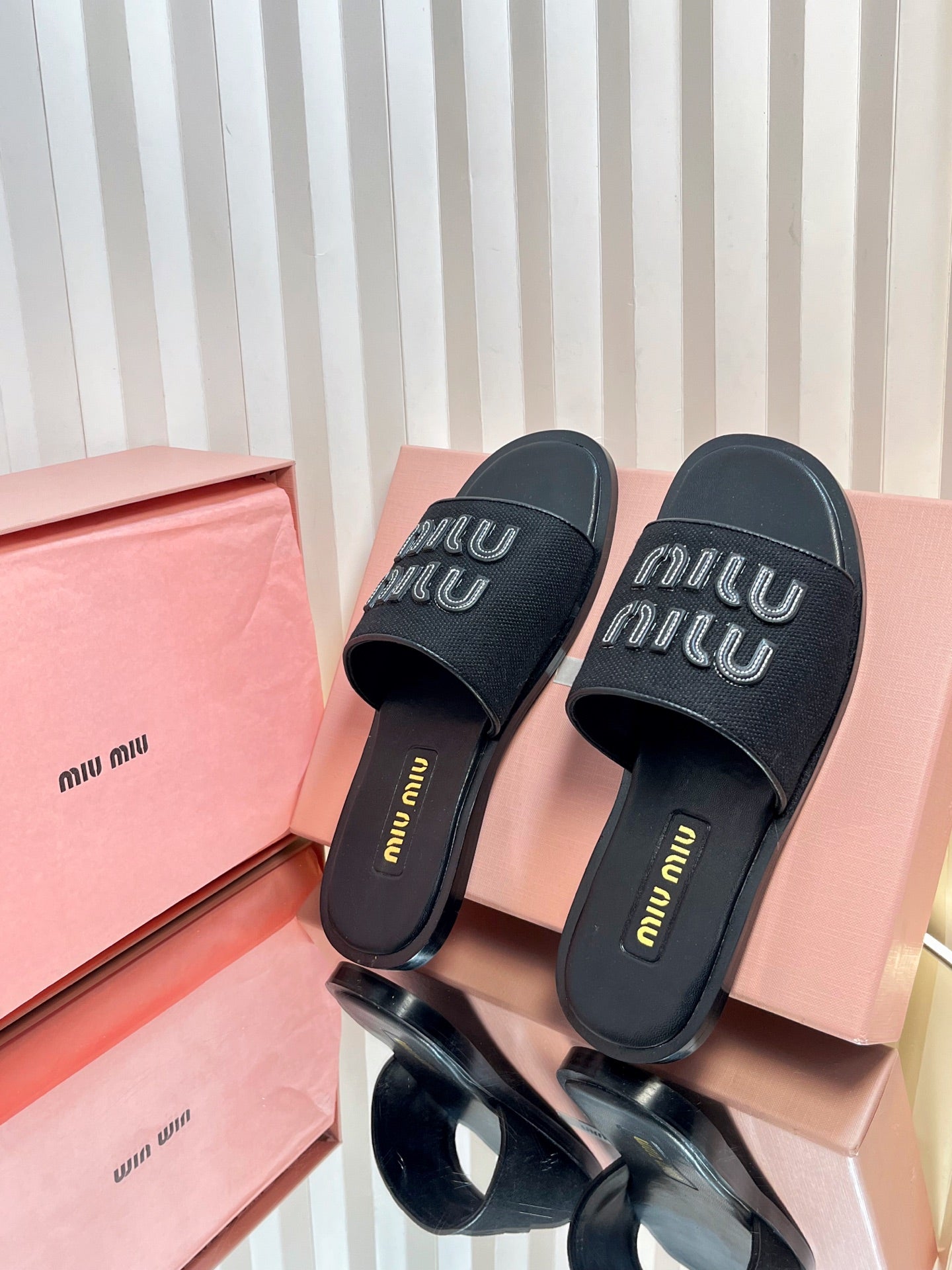 SLIDES SANDALS IN BLACK STRAW WOVEN