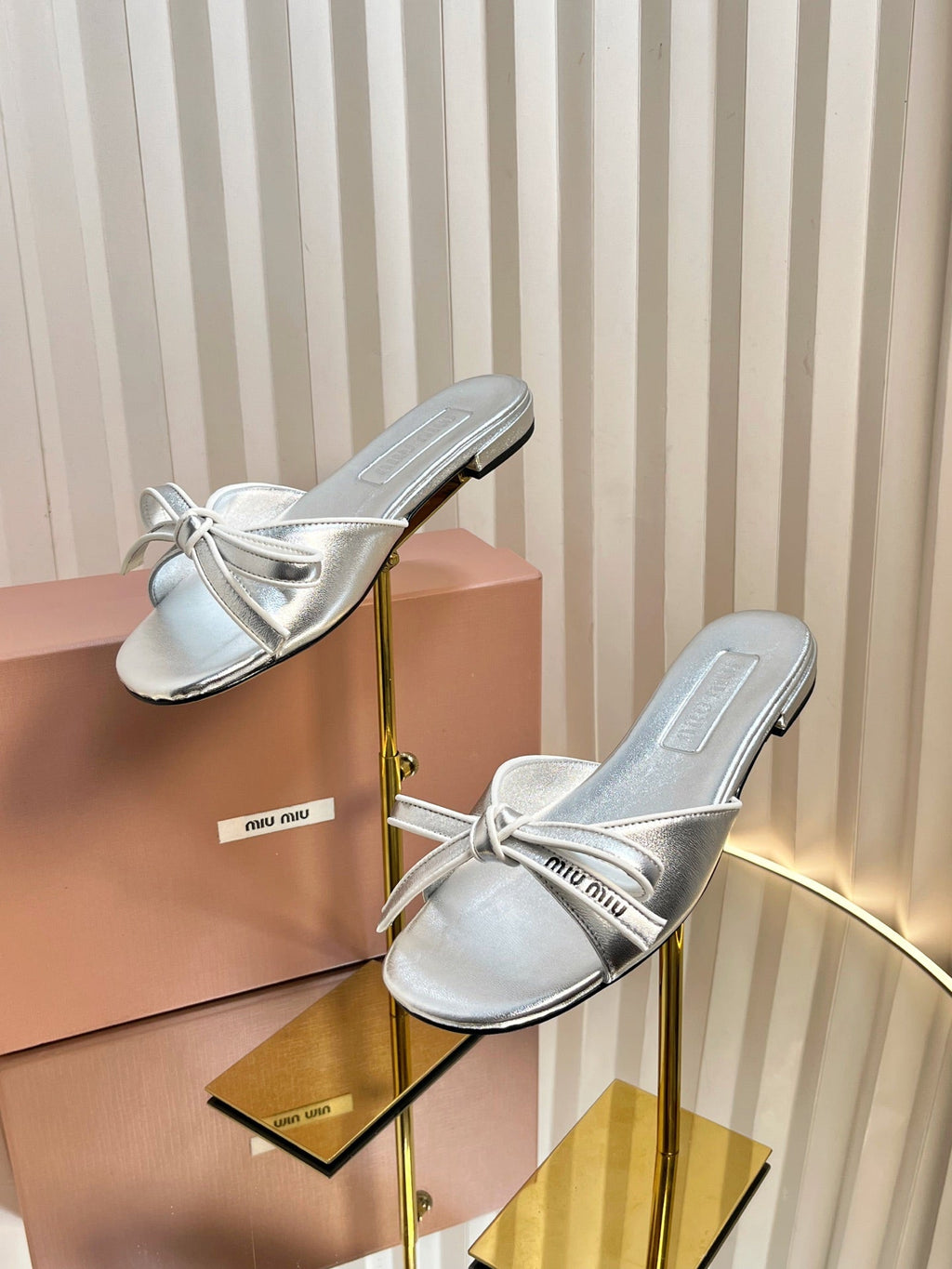 SLIDES SANDALS IN SILVER PATENT CALFSKIN BOW IN TRAP