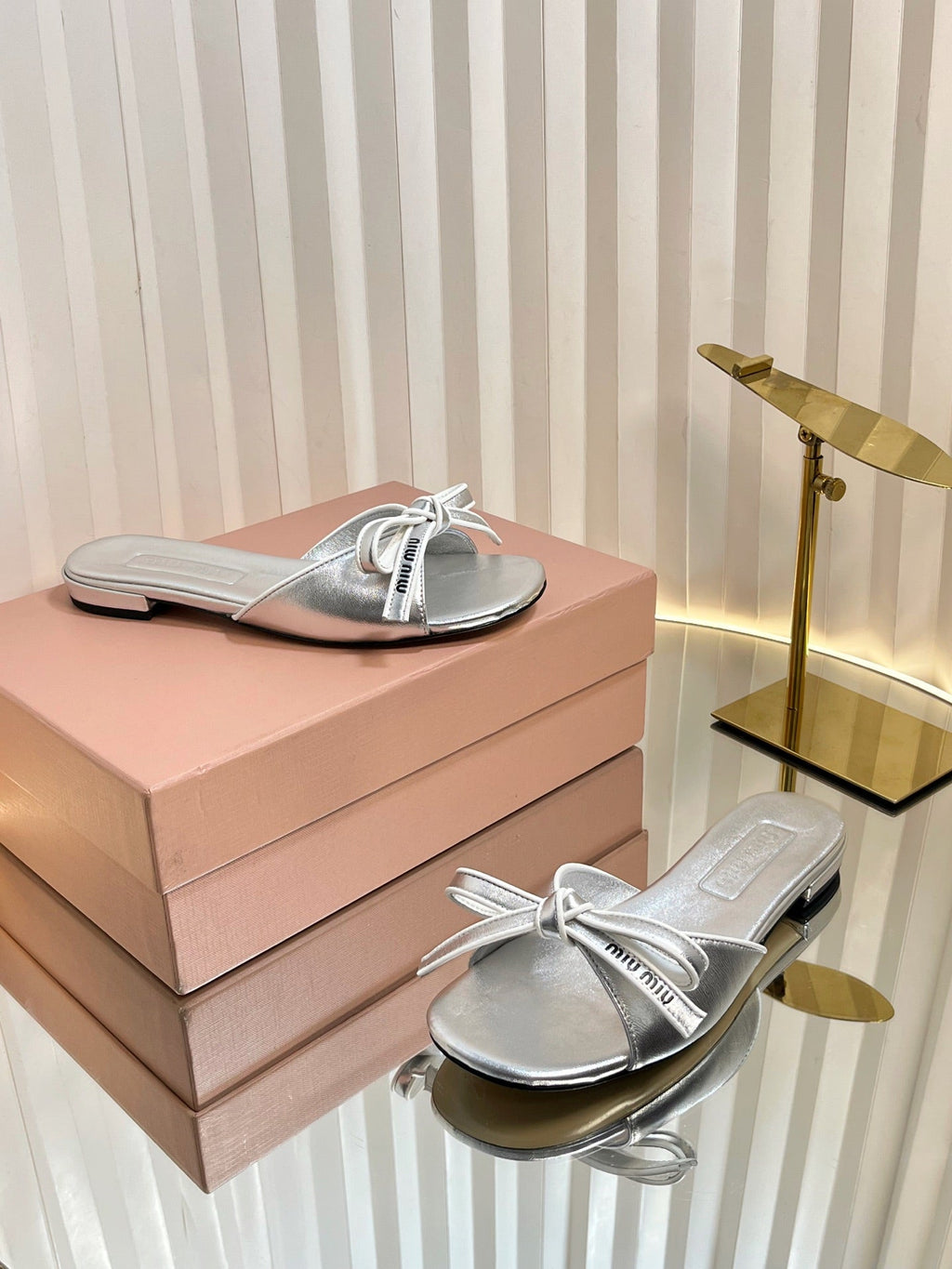 SLIDES SANDALS IN SILVER PATENT CALFSKIN BOW IN TRAP