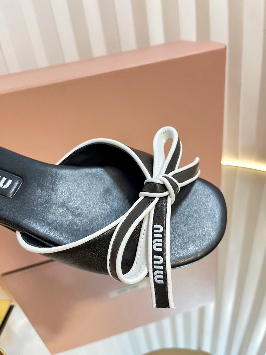 SLIDES SANDALS IN BLACK WITH WHITE BORDER CALFSKIN BOW IN TRAP