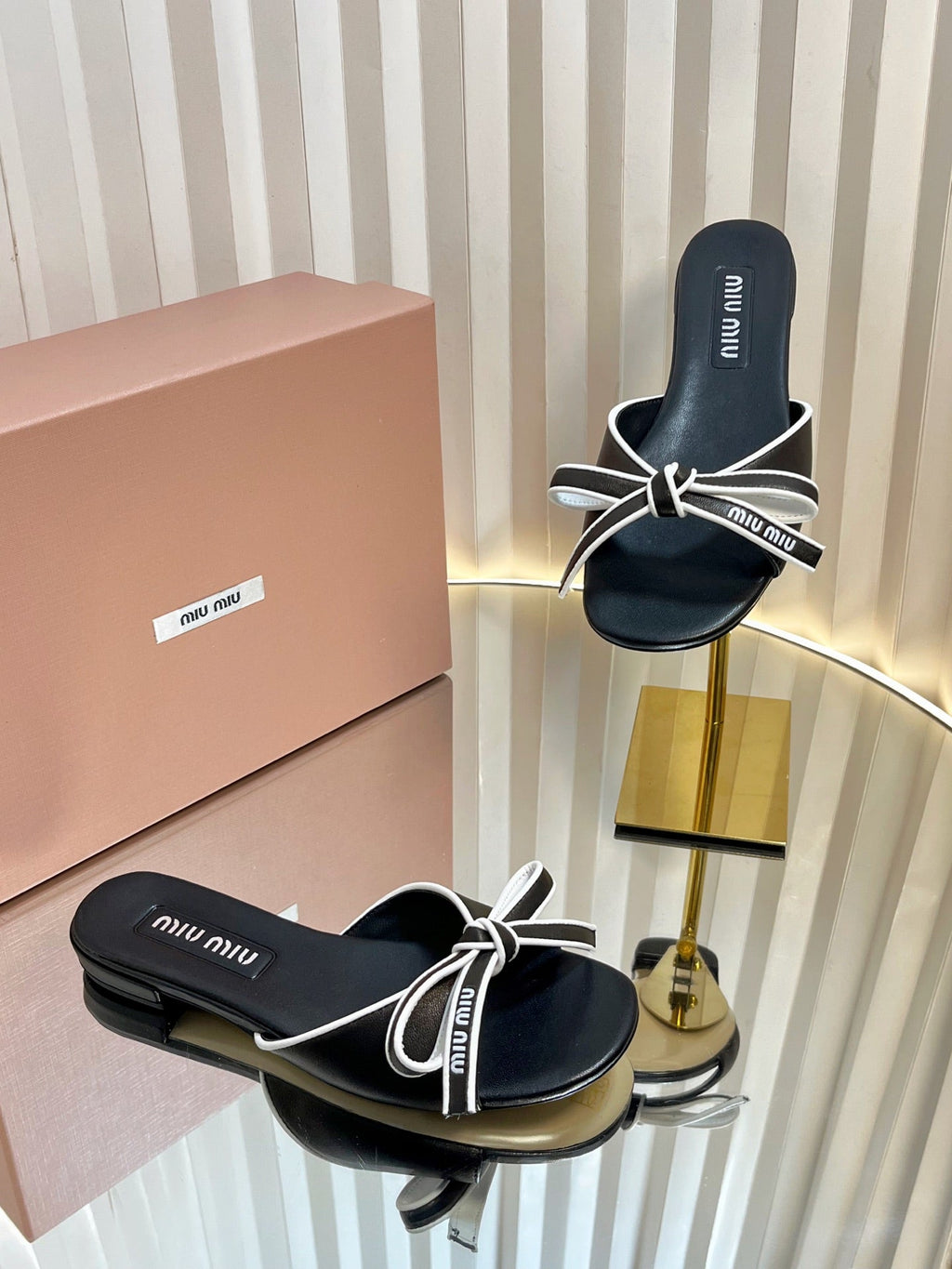 SLIDES SANDALS IN BLACK WITH WHITE BORDER CALFSKIN BOW IN TRAP