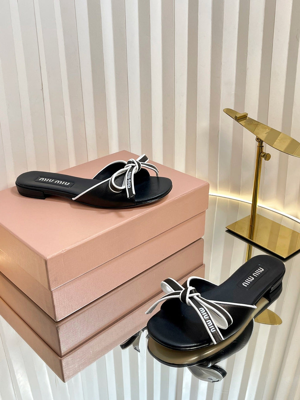 SLIDES SANDALS IN BLACK WITH WHITE BORDER CALFSKIN BOW IN TRAP