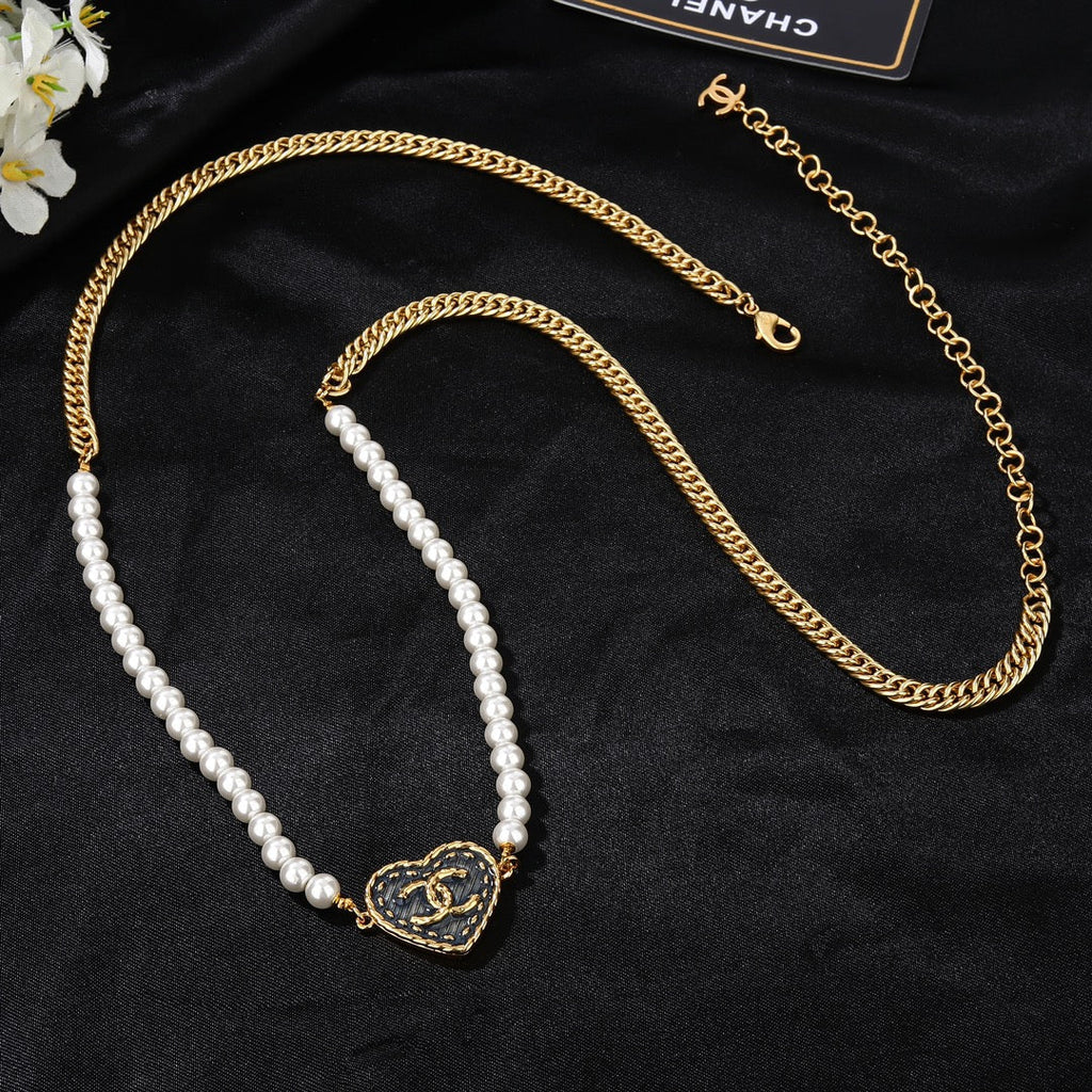 CHANEL 25S CHAIN BELT IN WHITE PEARL 614479