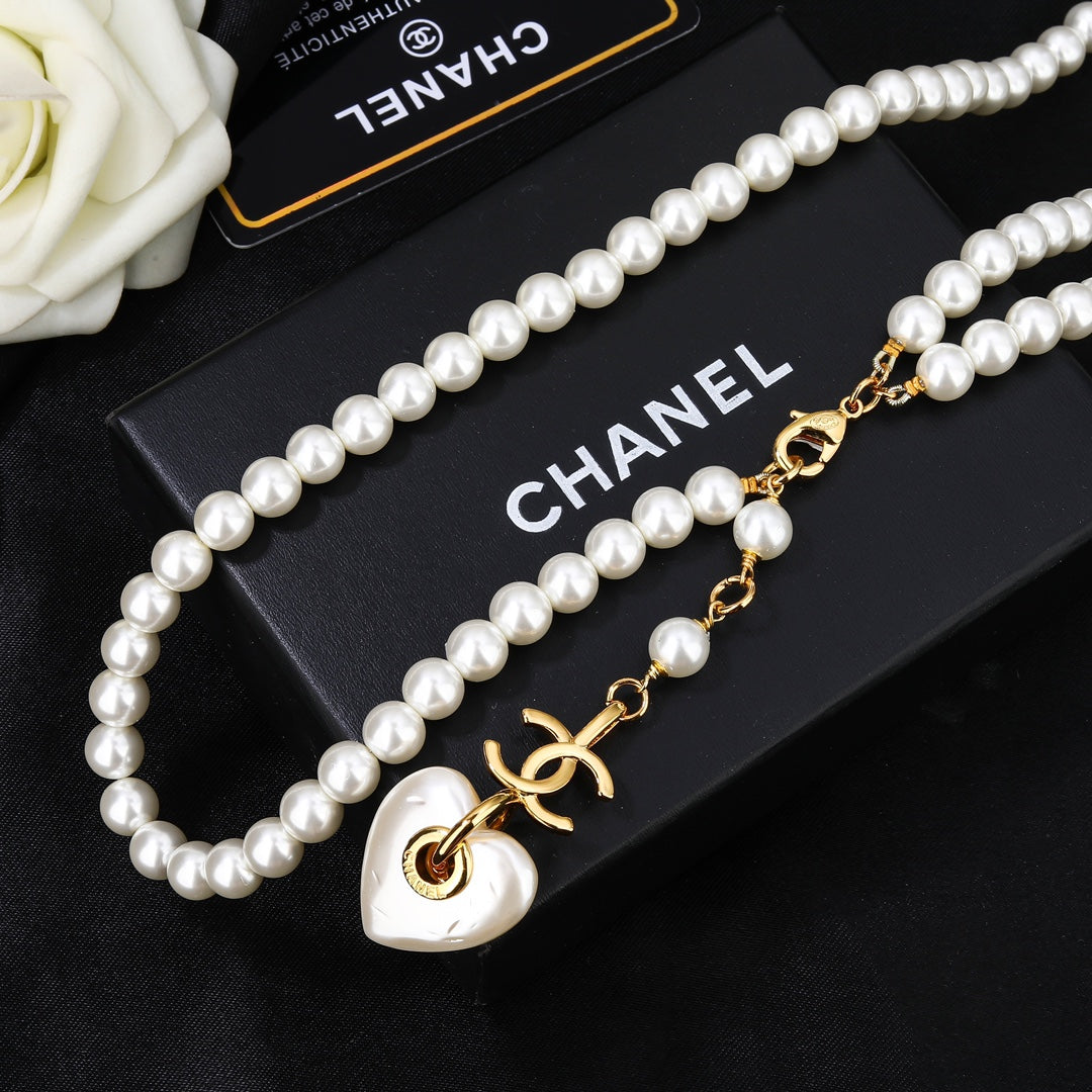 CHANEL 25S CHAIN BELT IN WHITE PEARL 614404