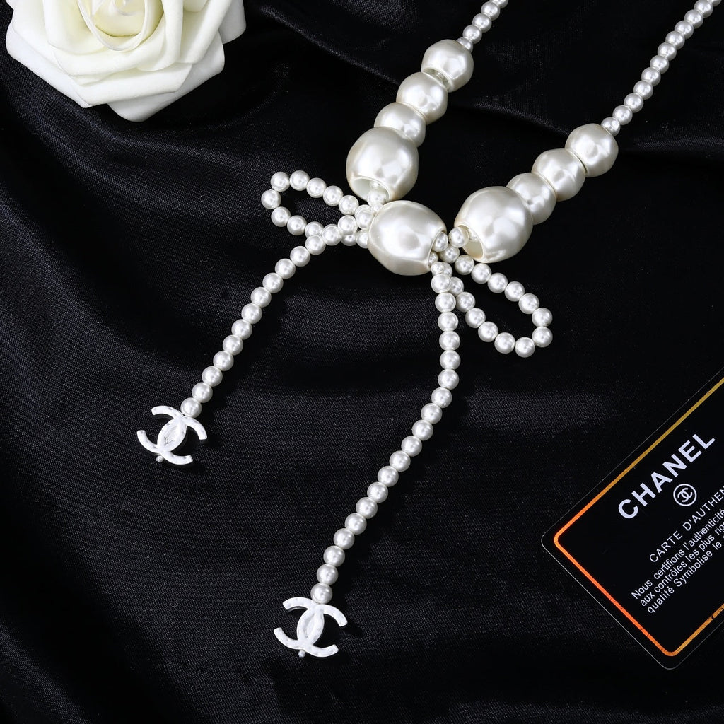 CHANEL 25S CHAIN BELT IN WHITE PEARL WITH BOW 614475