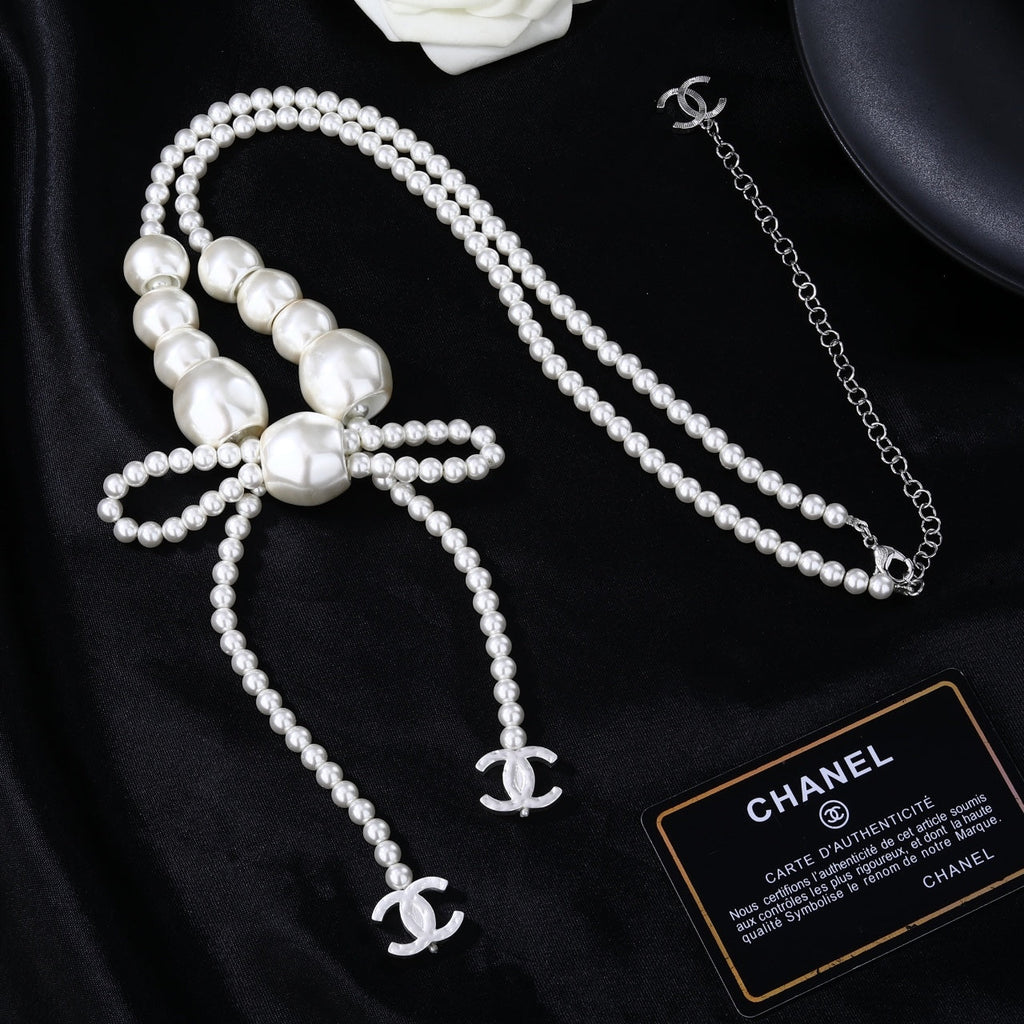 CHANEL 25S CHAIN BELT IN WHITE PEARL WITH BOW 614475