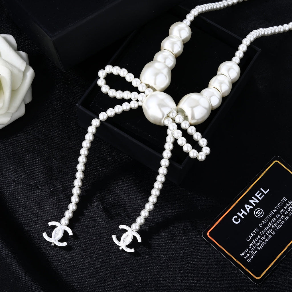 CHANEL 25S CHAIN BELT IN WHITE PEARL WITH BOW 614475