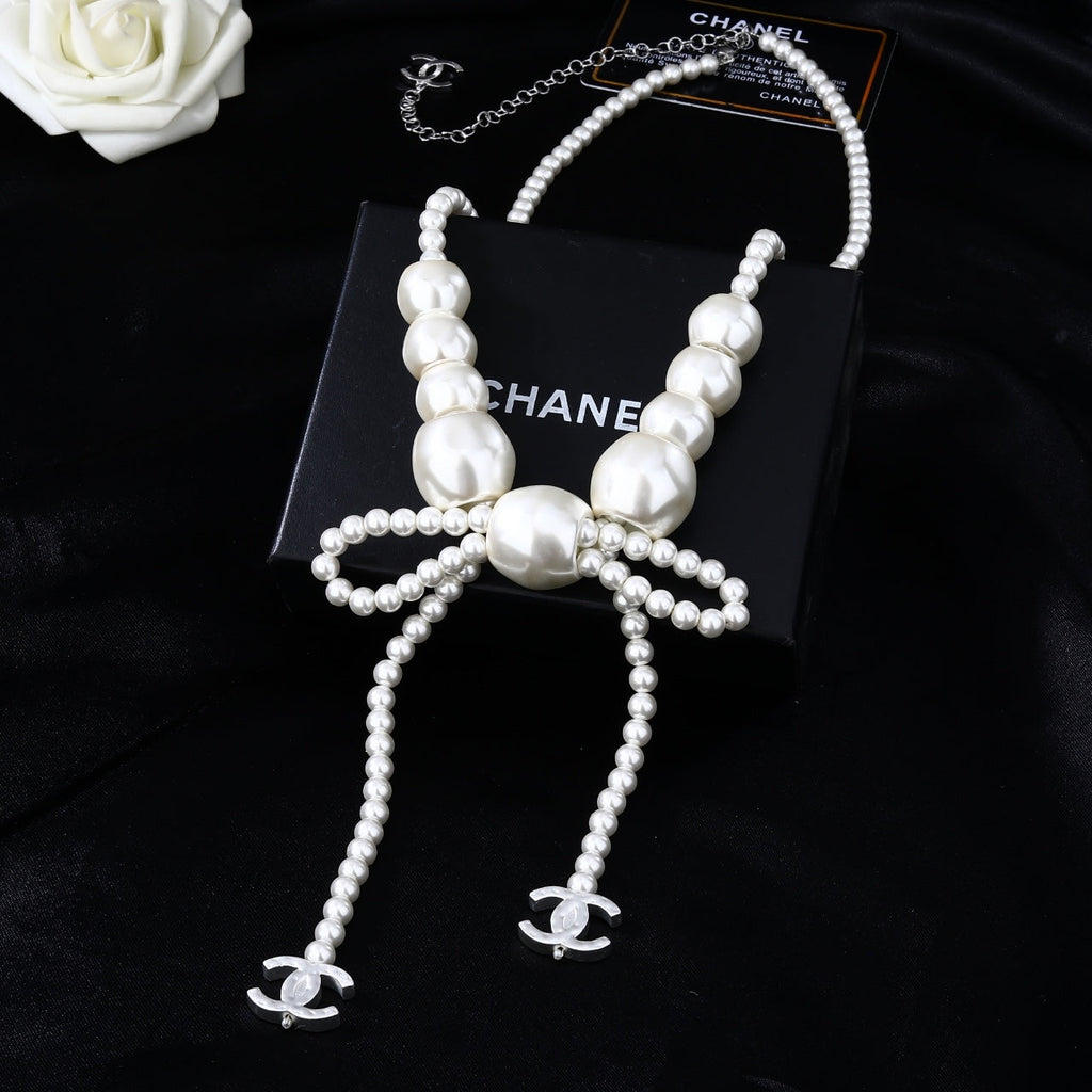 CHANEL 25S CHAIN BELT IN WHITE PEARL WITH BOW 614475