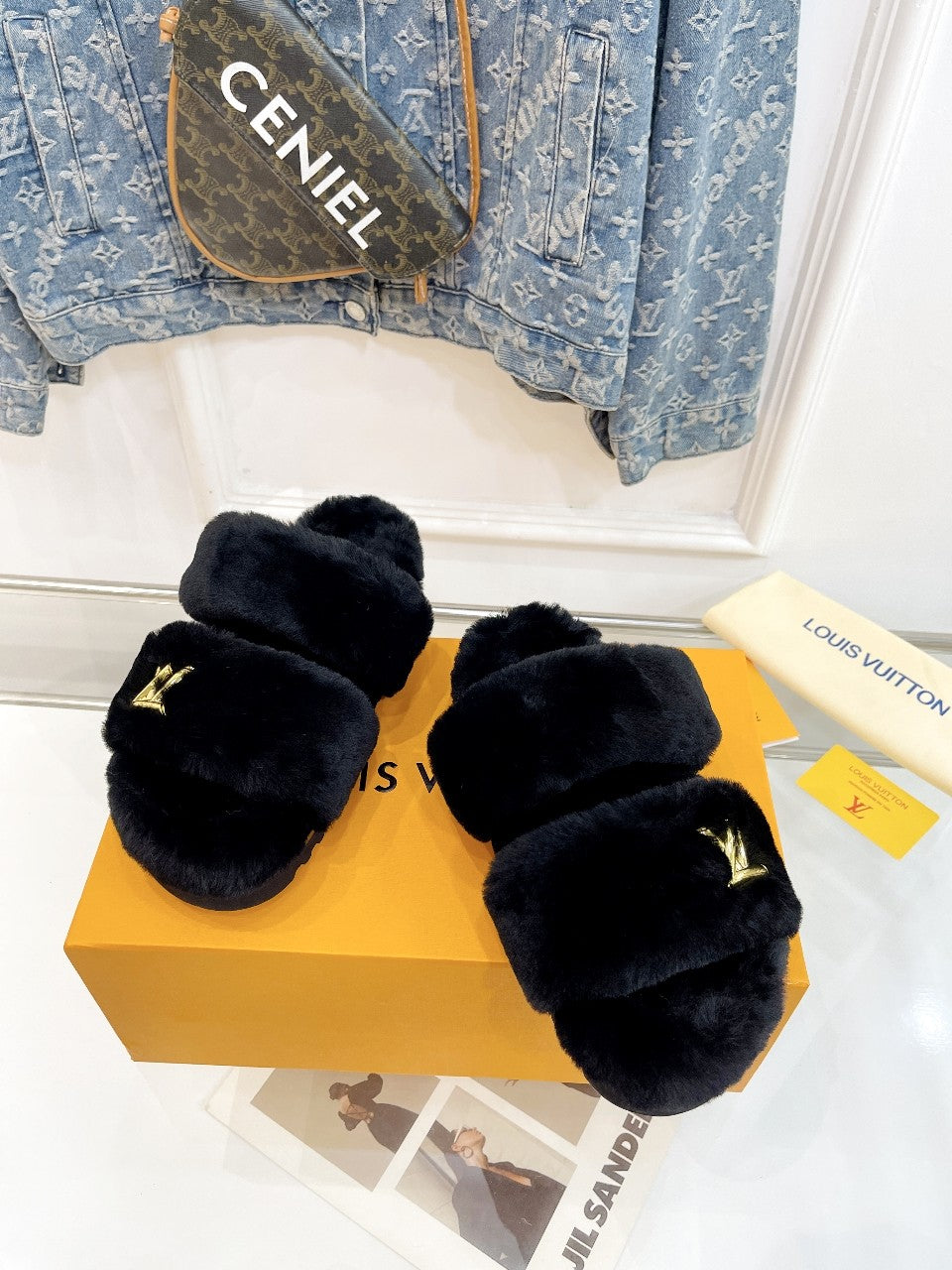 HALF MULE SLIPPERS IN BLACK FLEECE FEATURING METALLIC LOGO