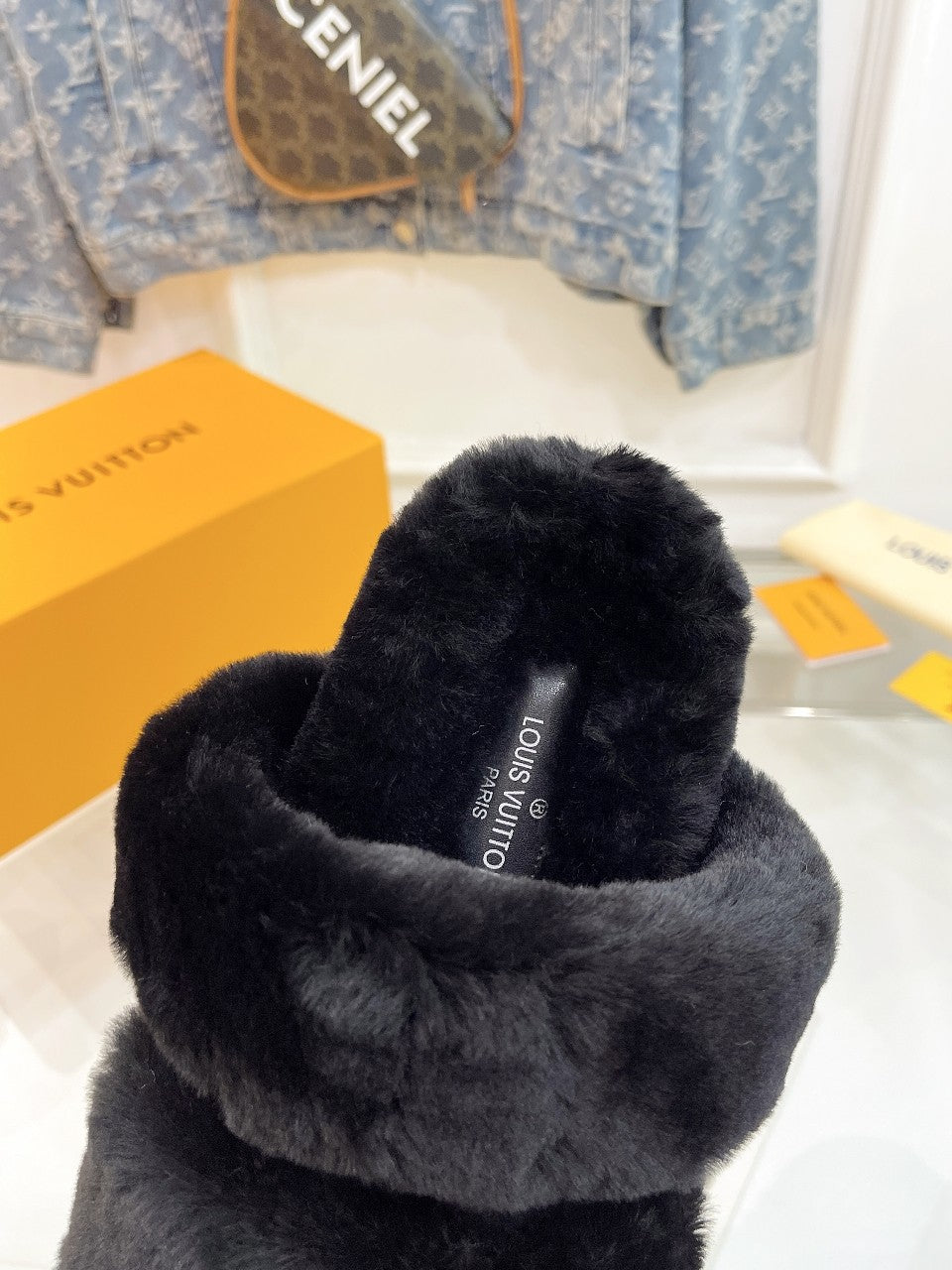 HALF MULE SLIPPERS IN BLACK FLEECE FEATURING METALLIC LOGO