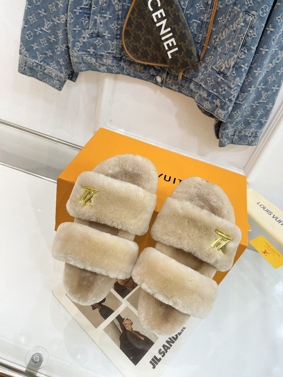 HALF MULE SLIPPERS IN CAMEL BEIGE FLEECE FEATURING METALLIC LOGO