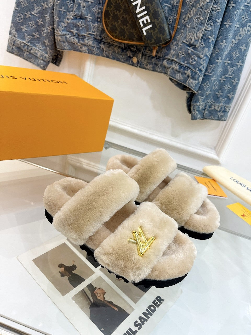 HALF MULE SLIPPERS IN CAMEL BEIGE FLEECE FEATURING METALLIC LOGO