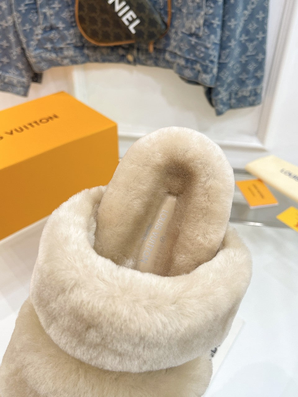 HALF MULE SLIPPERS IN CAMEL BEIGE FLEECE FEATURING METALLIC LOGO