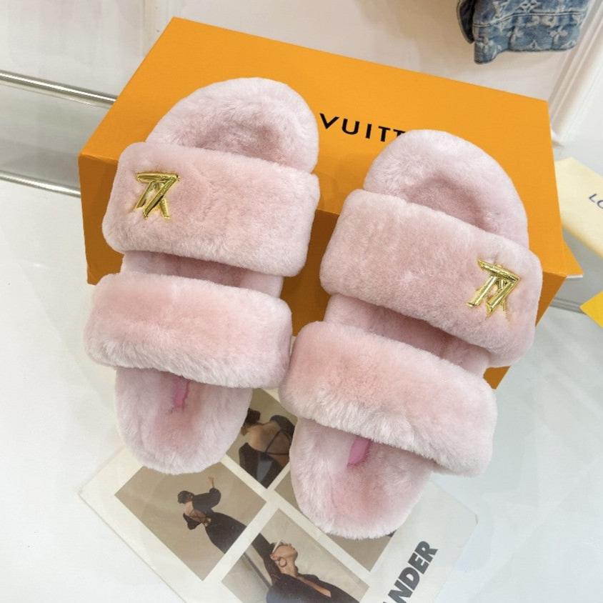 HALF MULE SLIPPERS IN LIGHT PINK FLEECE FEATURING METALLIC LOGO