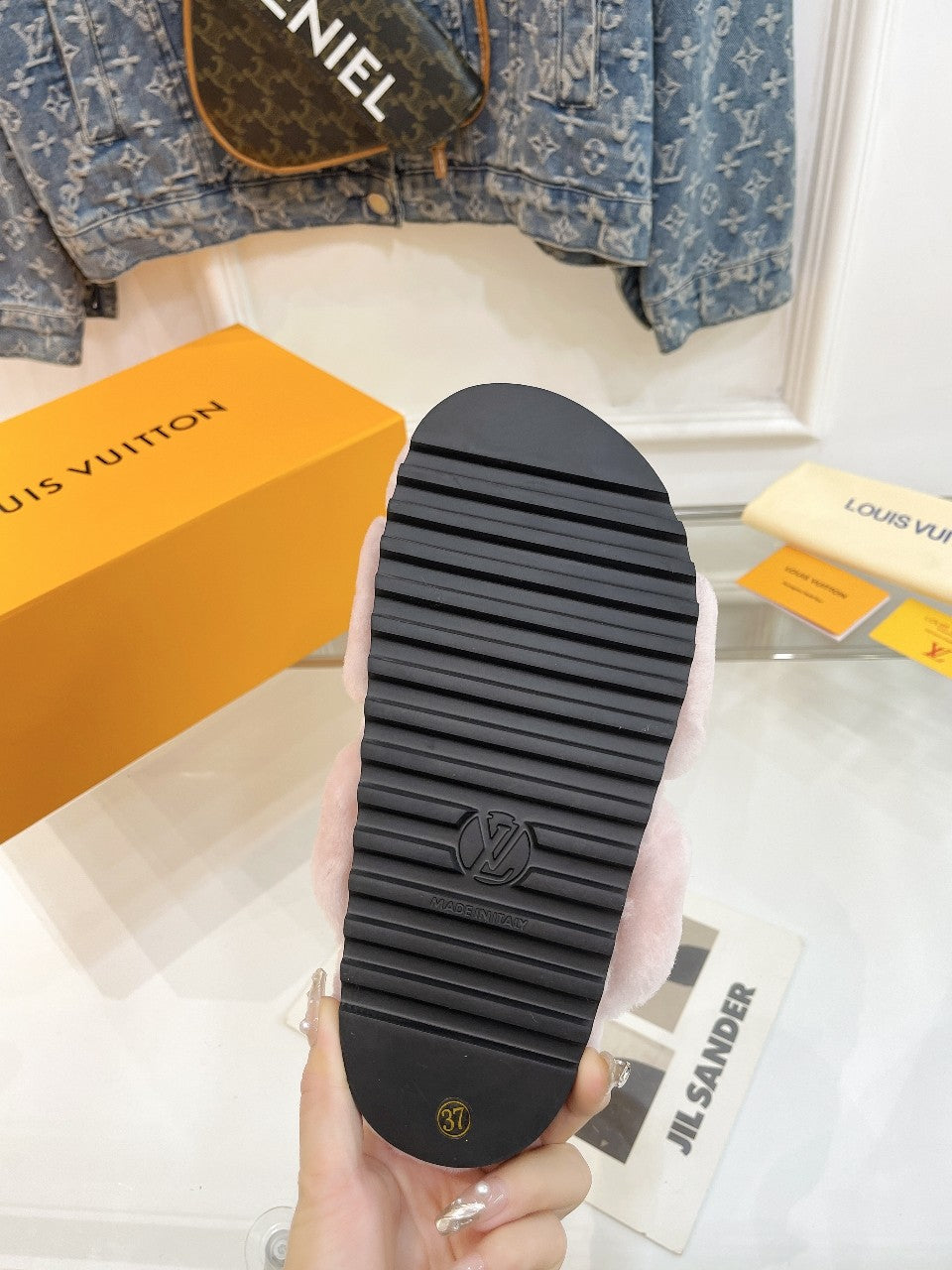 HALF MULE SLIPPERS IN LIGHT PINK FLEECE FEATURING METALLIC LOGO