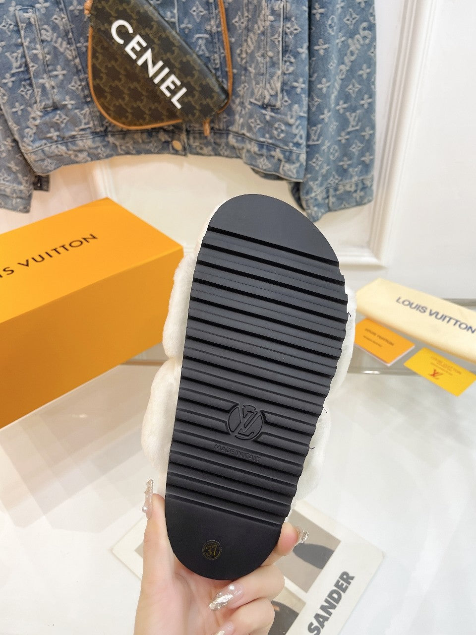 HALF MULE SLIPPERS IN WHITE FLEECE FEATURING METALLIC LOGO