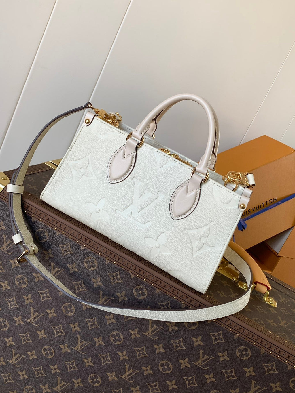 LV 25S ONTHEGO EAST WEST BAG 25 IN CREAM CALFSKIN MONOGRAM EMPREINTE