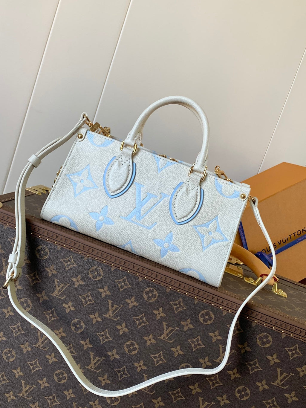 LV 25S ONTHEGO EAST WEST BAG 25 IN WHITE BLUE CALFSKIN MONOGRAM EMPREINTE
