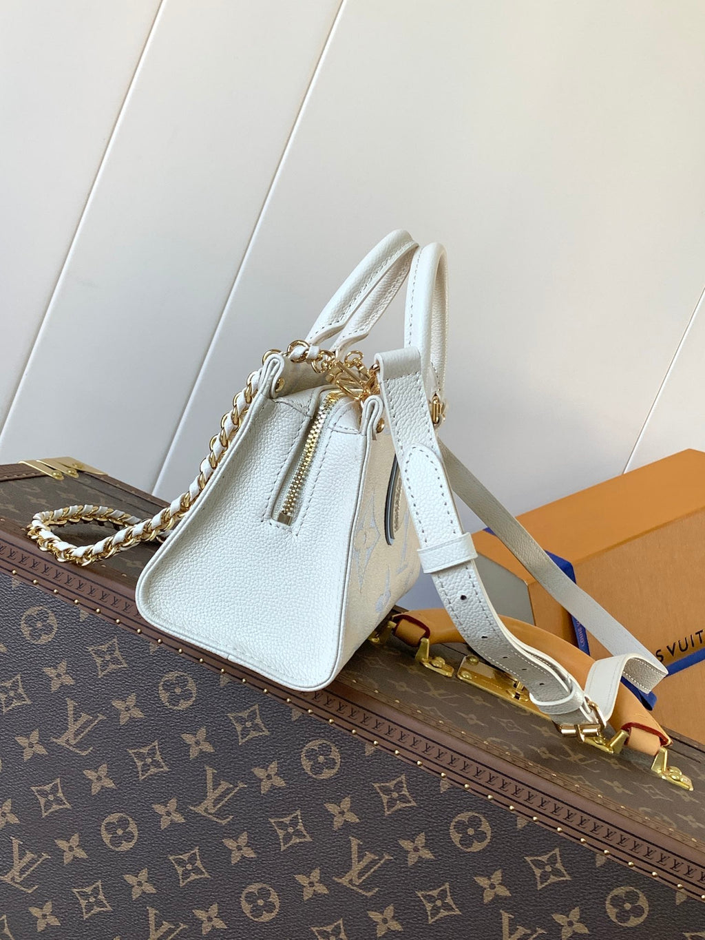 LV 25S ONTHEGO EAST WEST BAG 25 IN WHITE BLUE CALFSKIN MONOGRAM EMPREINTE