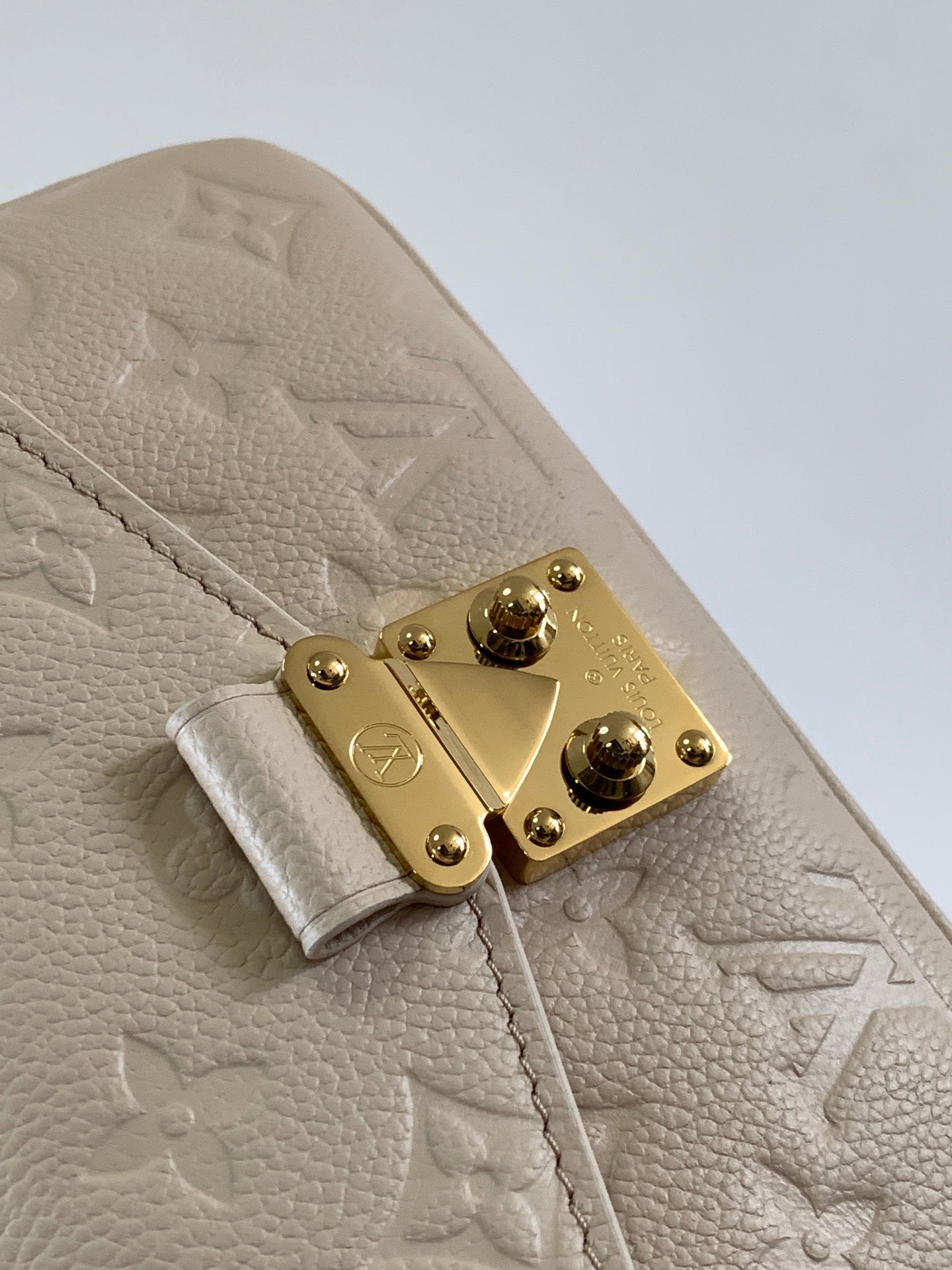 POCHETTE MÉTIS EAST WEST 22 IN LIGHT BEIGE MONOGRAM EMPREINTE CALFSKIN EMBOSSED