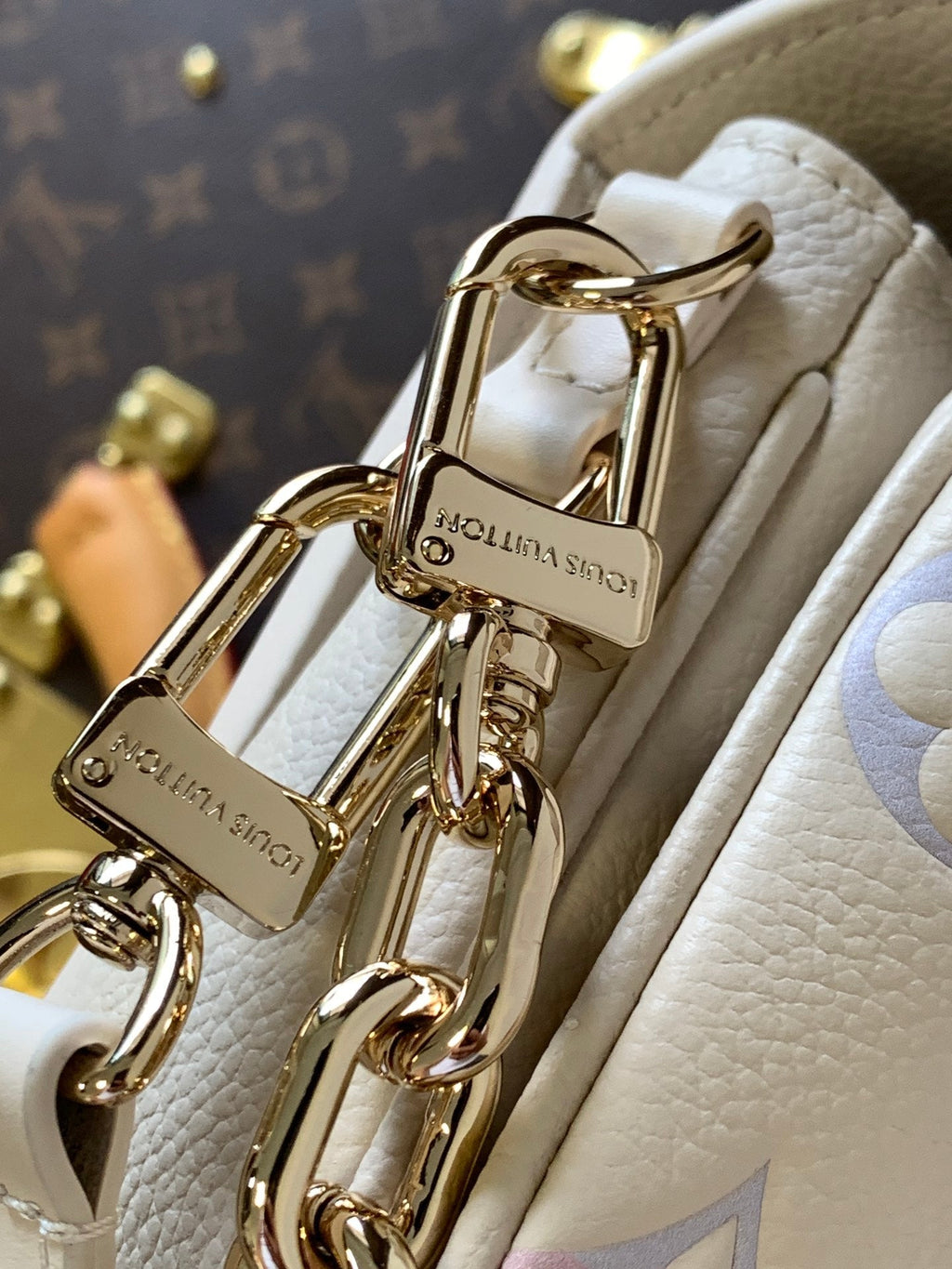 LV 25S EAST WEST POCHETTE MÉTIS BAG 21 IN BEIGE DREAM EMBOSSED TEXTURED CALFSKIN