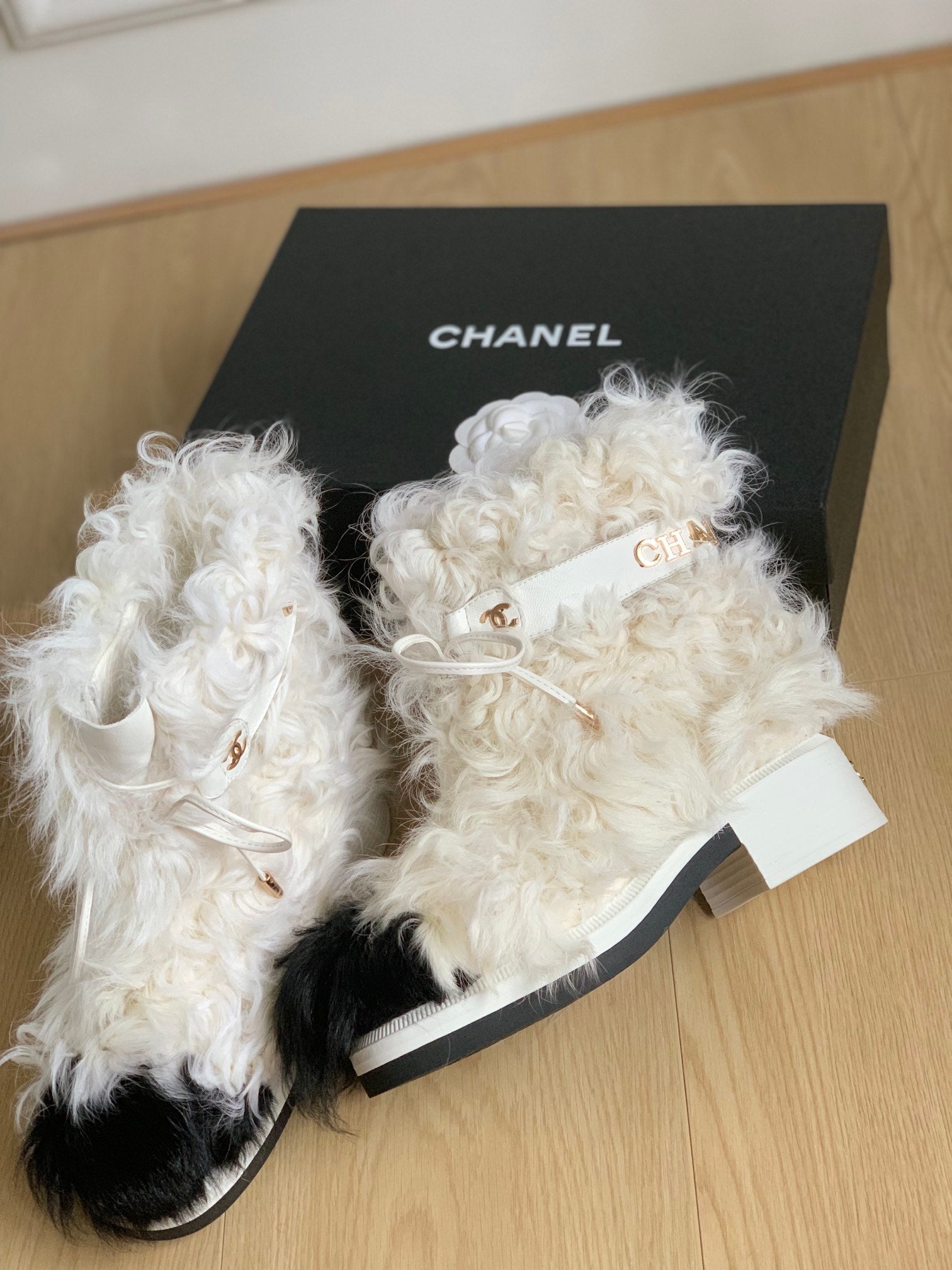 CC ANKLE BOOTS IN WHITE MIX BLACK WOOL FUR