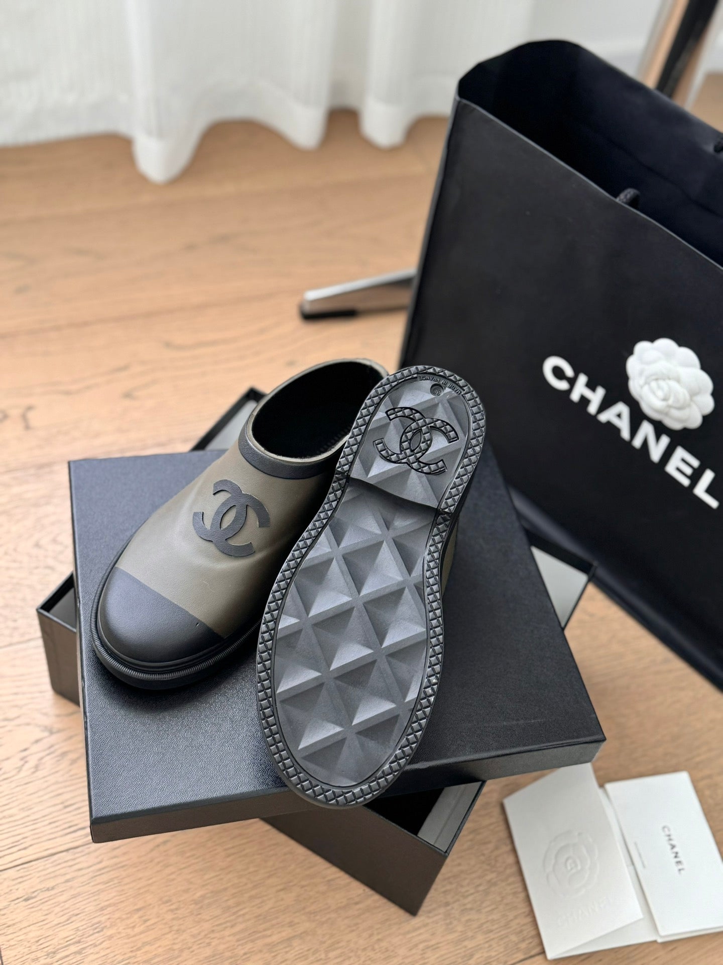 SHORT BOOTS IN MOCHA BROWN MIX BLACK RUBBER