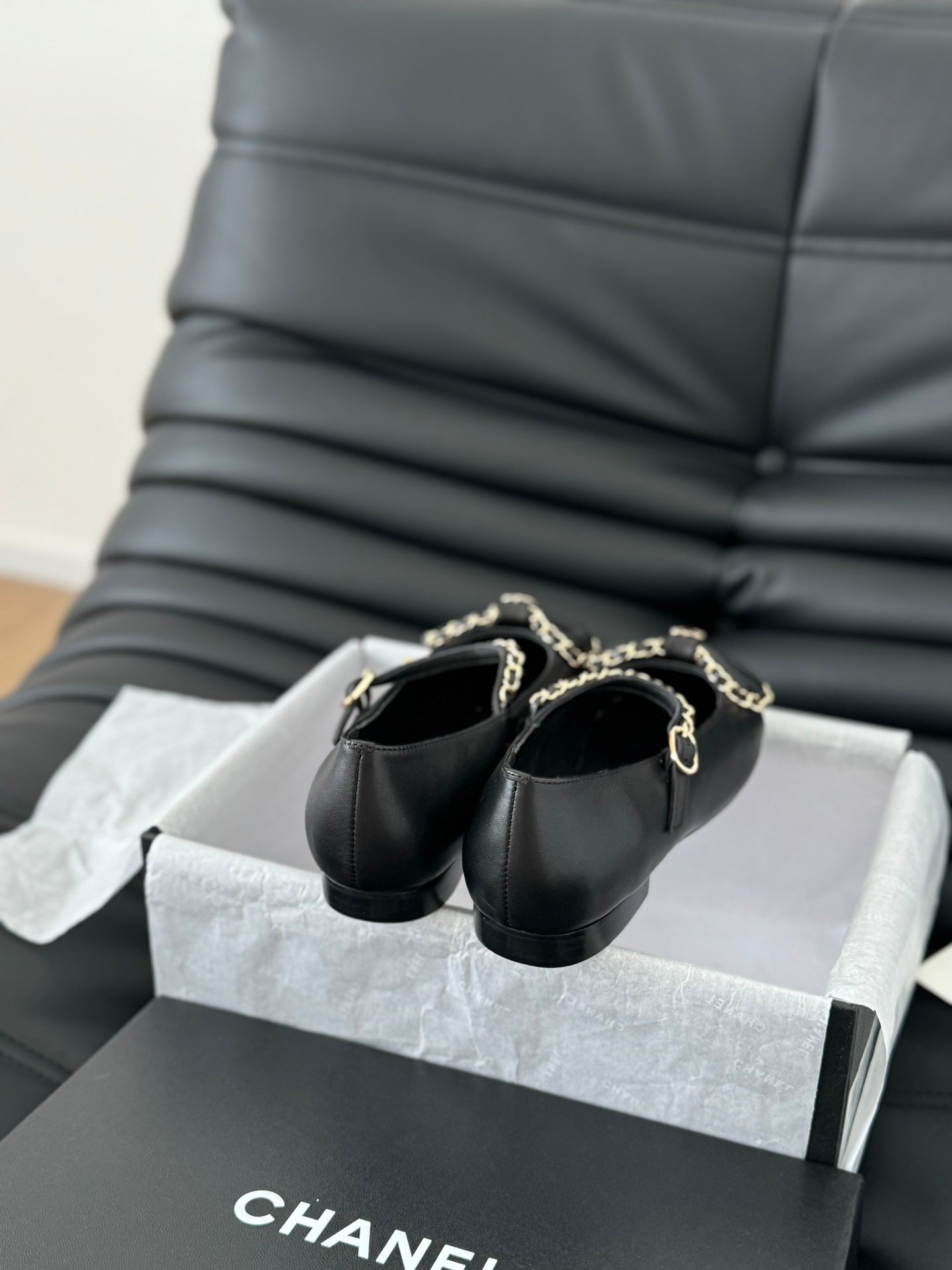 CC BALLET FLATS IN BLACK LAMBSKIN WITH GOLD HARDWARE