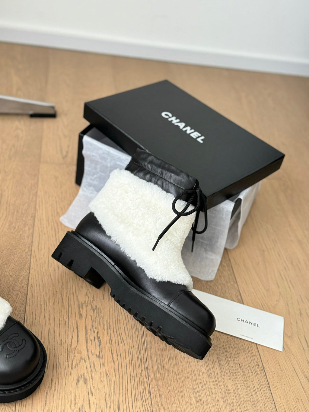 CC CHUNKY BOOTS IN WHITE SMOOTH FLEECE AND BLACK CALFSKIN