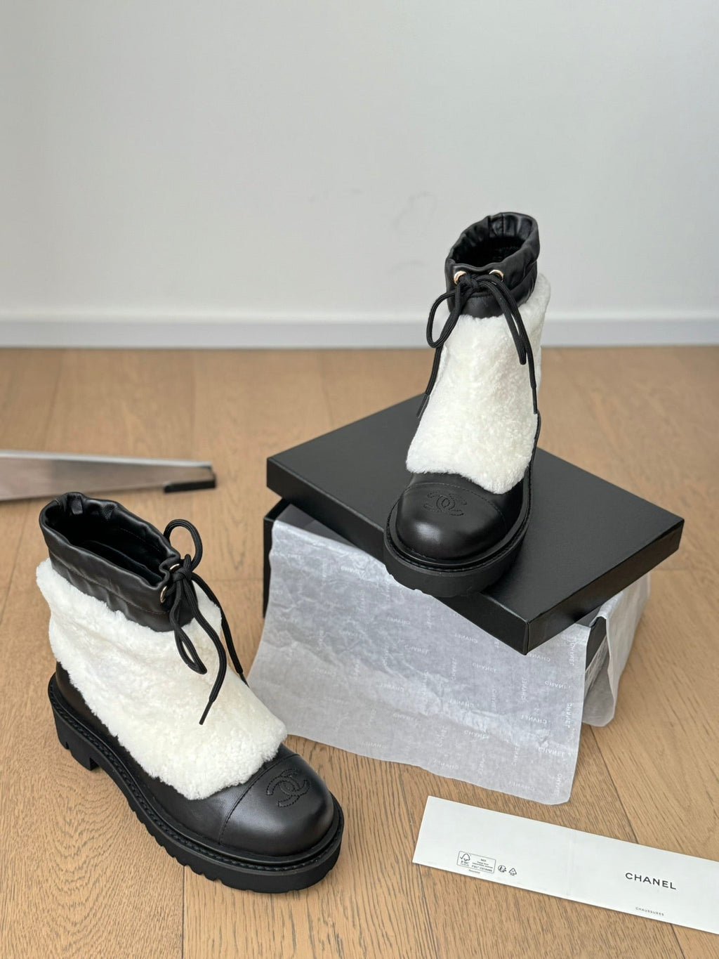 CC CHUNKY BOOTS IN WHITE SMOOTH FLEECE AND BLACK CALFSKIN