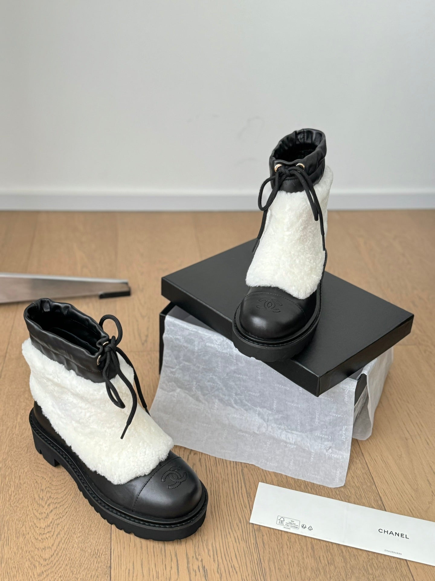 CC CHUNKY BOOTS IN WHITE SMOOTH FLEECE AND BLACK CALFSKIN
