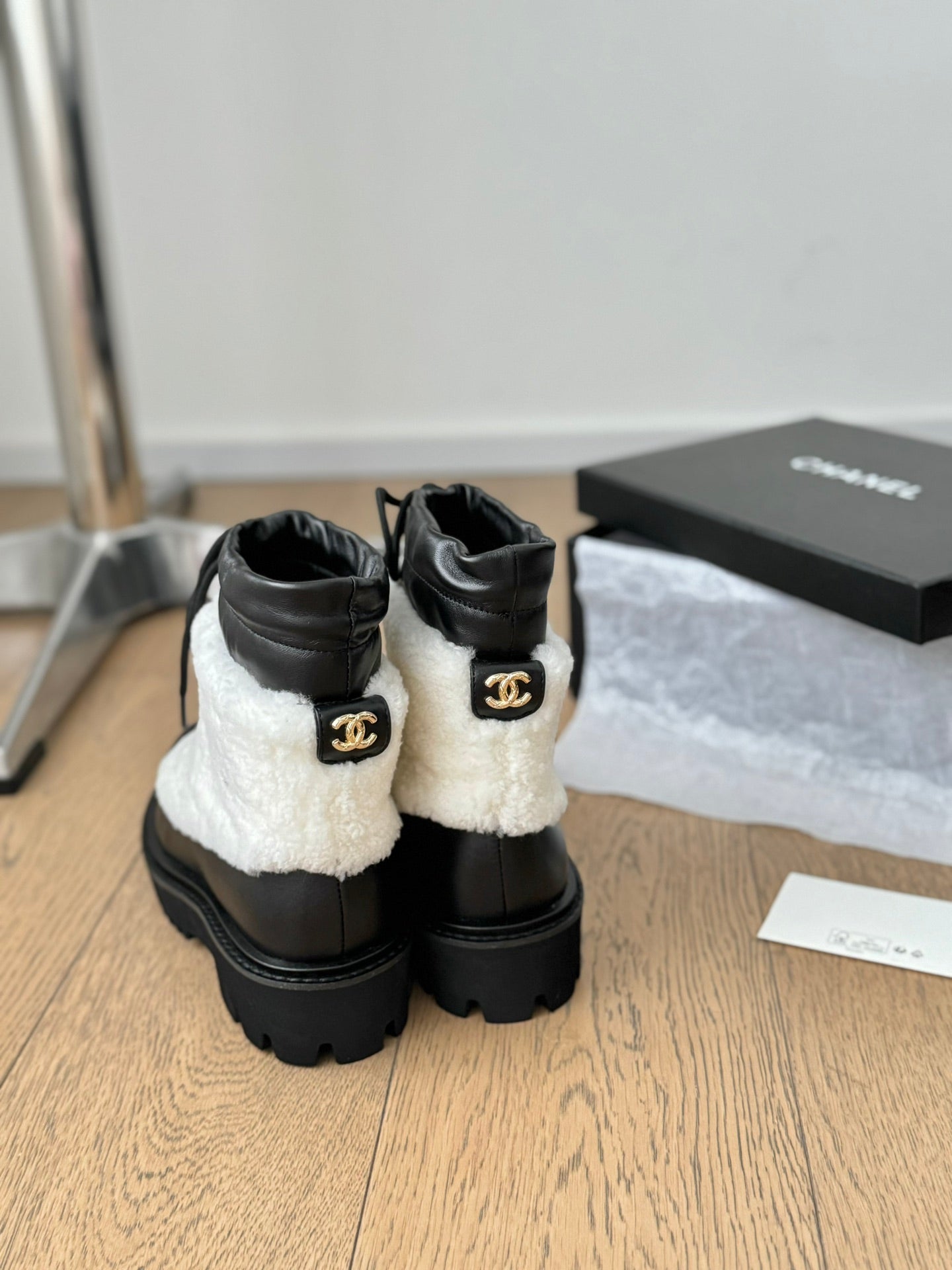 CC CHUNKY BOOTS IN WHITE SMOOTH FLEECE AND BLACK CALFSKIN