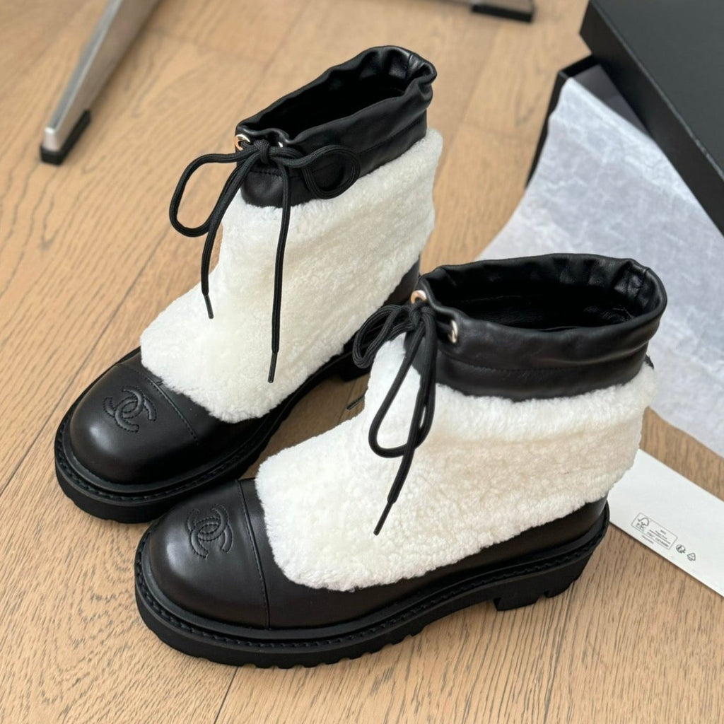 CC CHUNKY BOOTS IN WHITE SMOOTH FLEECE AND BLACK CALFSKIN