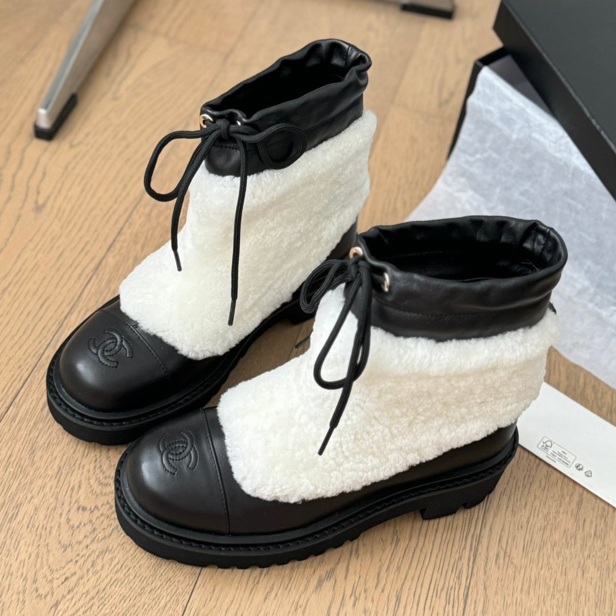 CC CHUNKY BOOTS IN WHITE SMOOTH FLEECE AND BLACK CALFSKIN