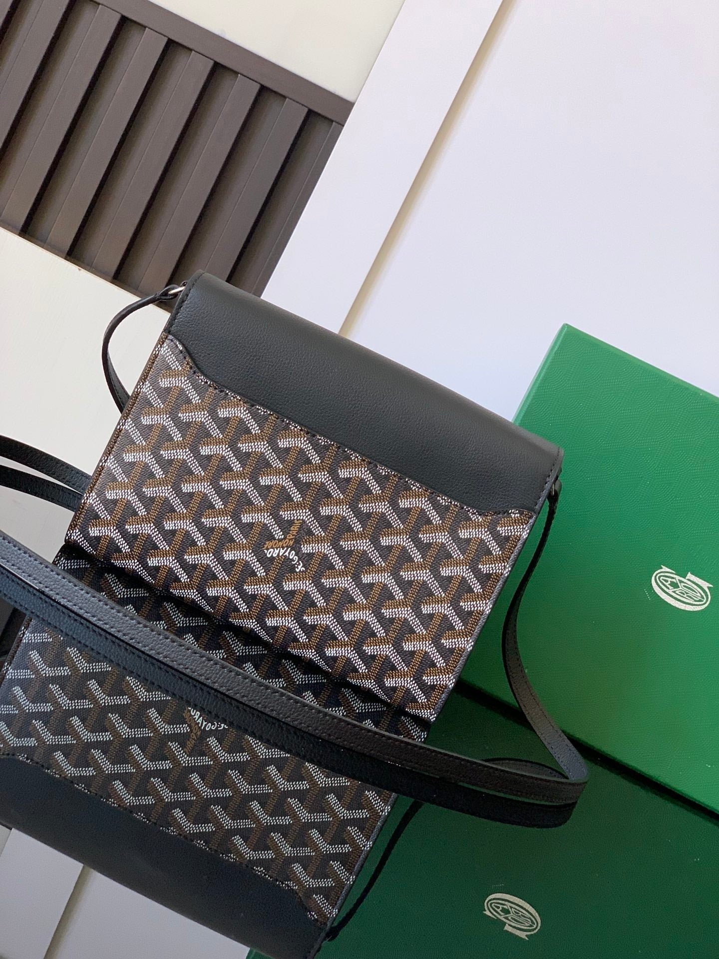 CHYPRE WALLET-POUCH 21 IN BLACK GOYARDINE CANVAS AND CALFSKIN