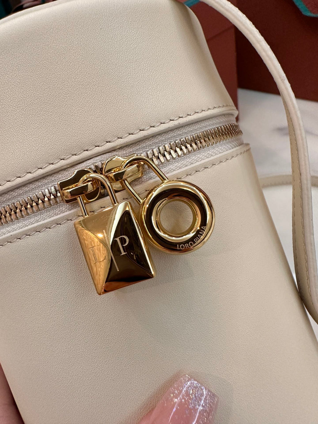 EXTRA CASE MEDIUM 16 BAG IN WHITE CREAM SMOOTH CALFSKIN WITH GOLD HARDWARE