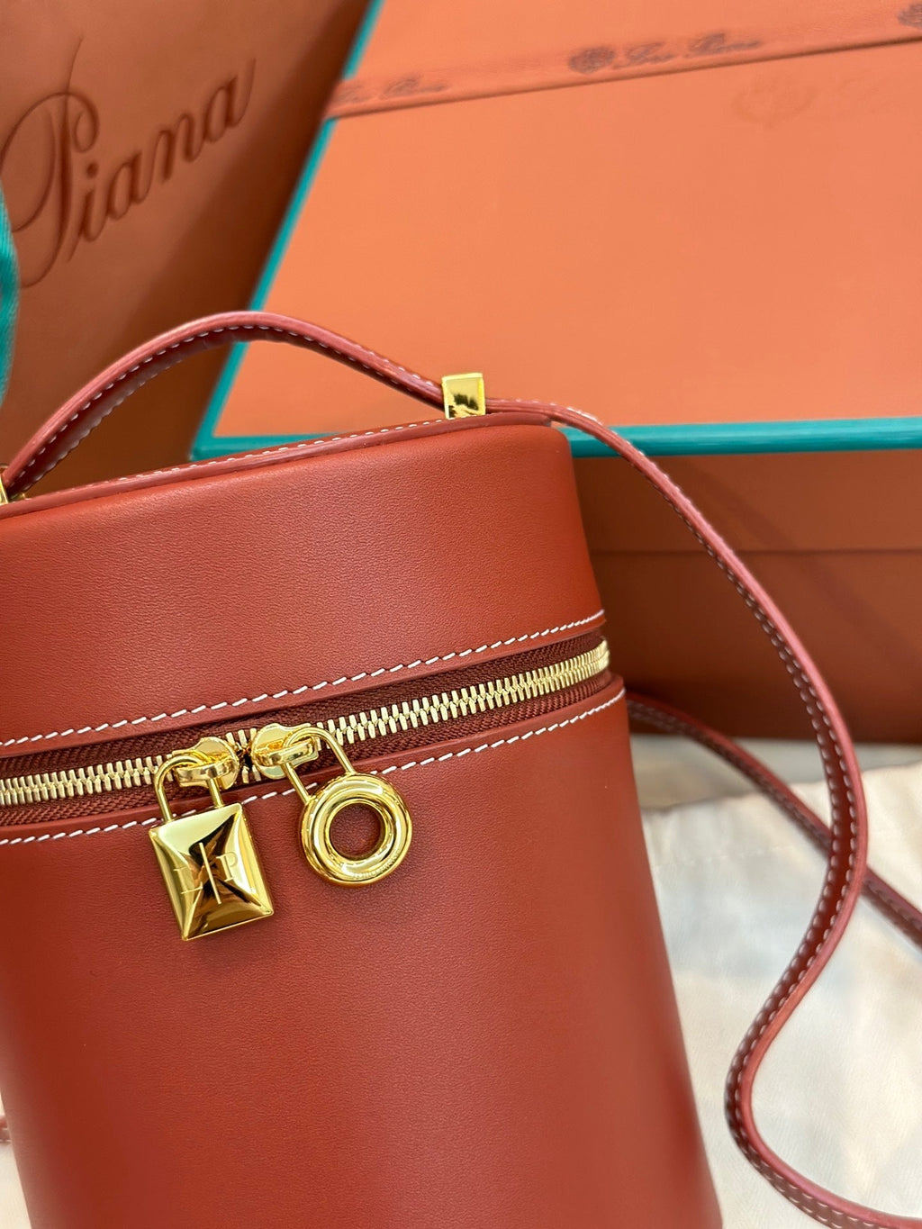 EXTRA CASE MEDIUM 16 BAG IN MARS RED SMOOTH CALFSKIN WITH GOLD HARDWARE