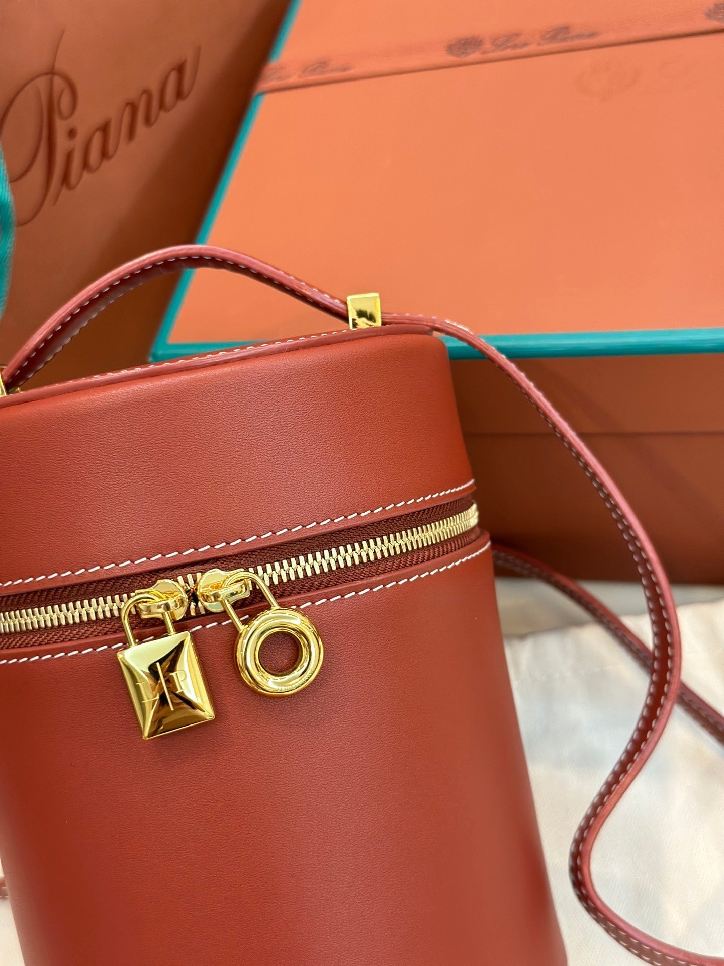 EXTRA CASE MEDIUM 16 BAG IN MARS RED SMOOTH CALFSKIN WITH GOLD HARDWARE