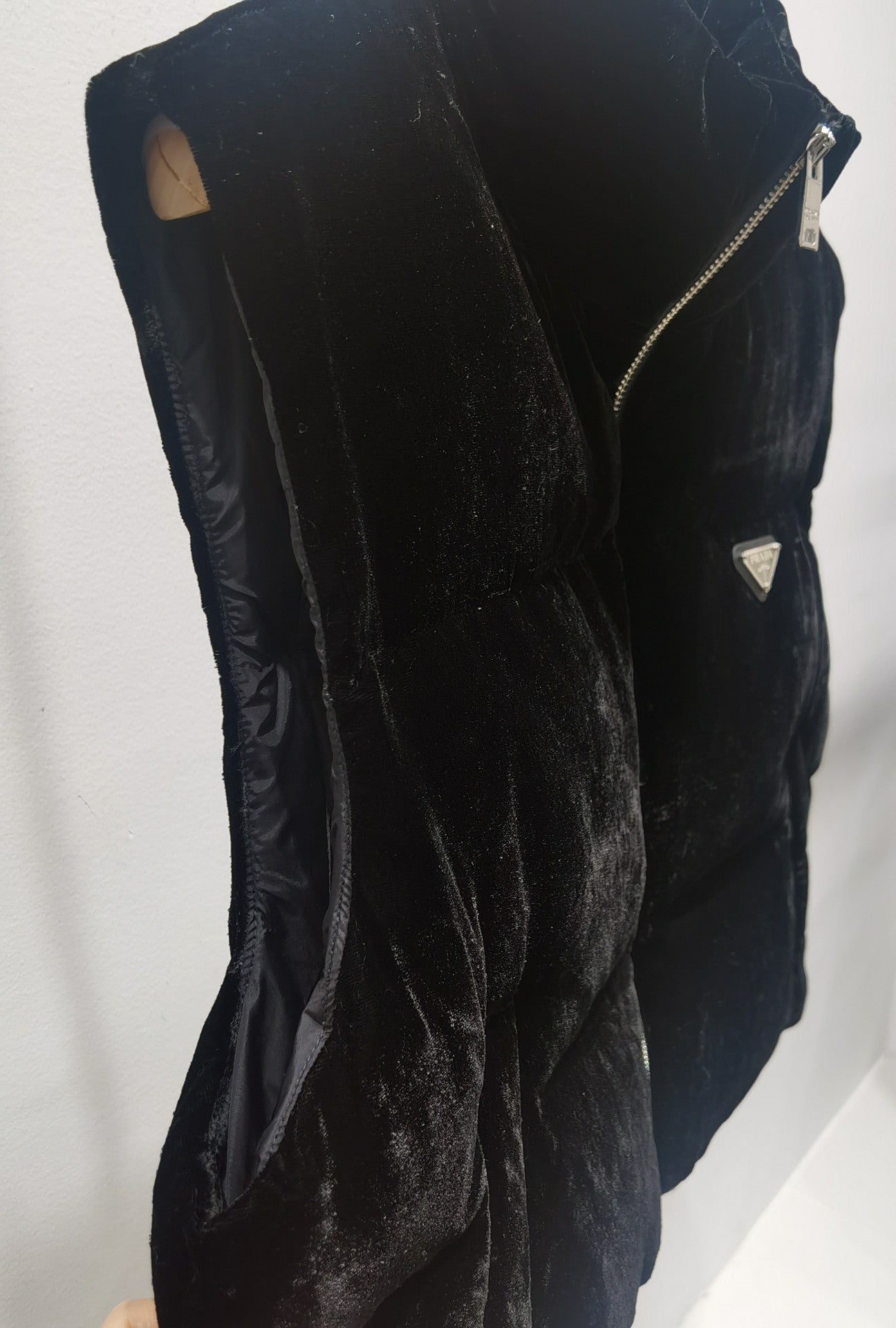 PRADA 25S VELVET VEST 572