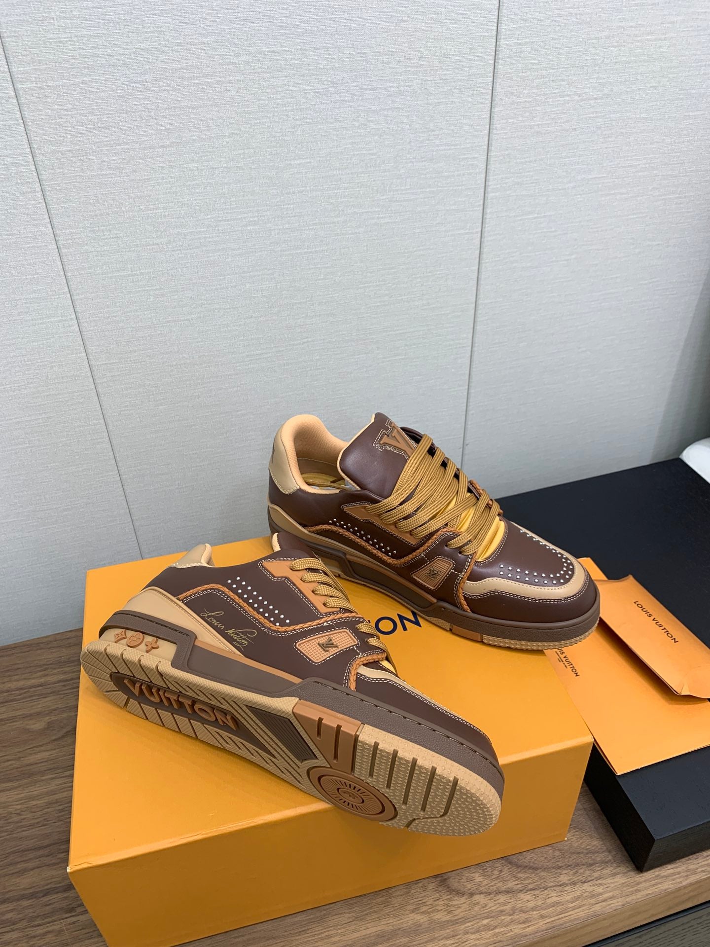 LV WOMEN'S TRAINER IN MARRON CALFSKIN