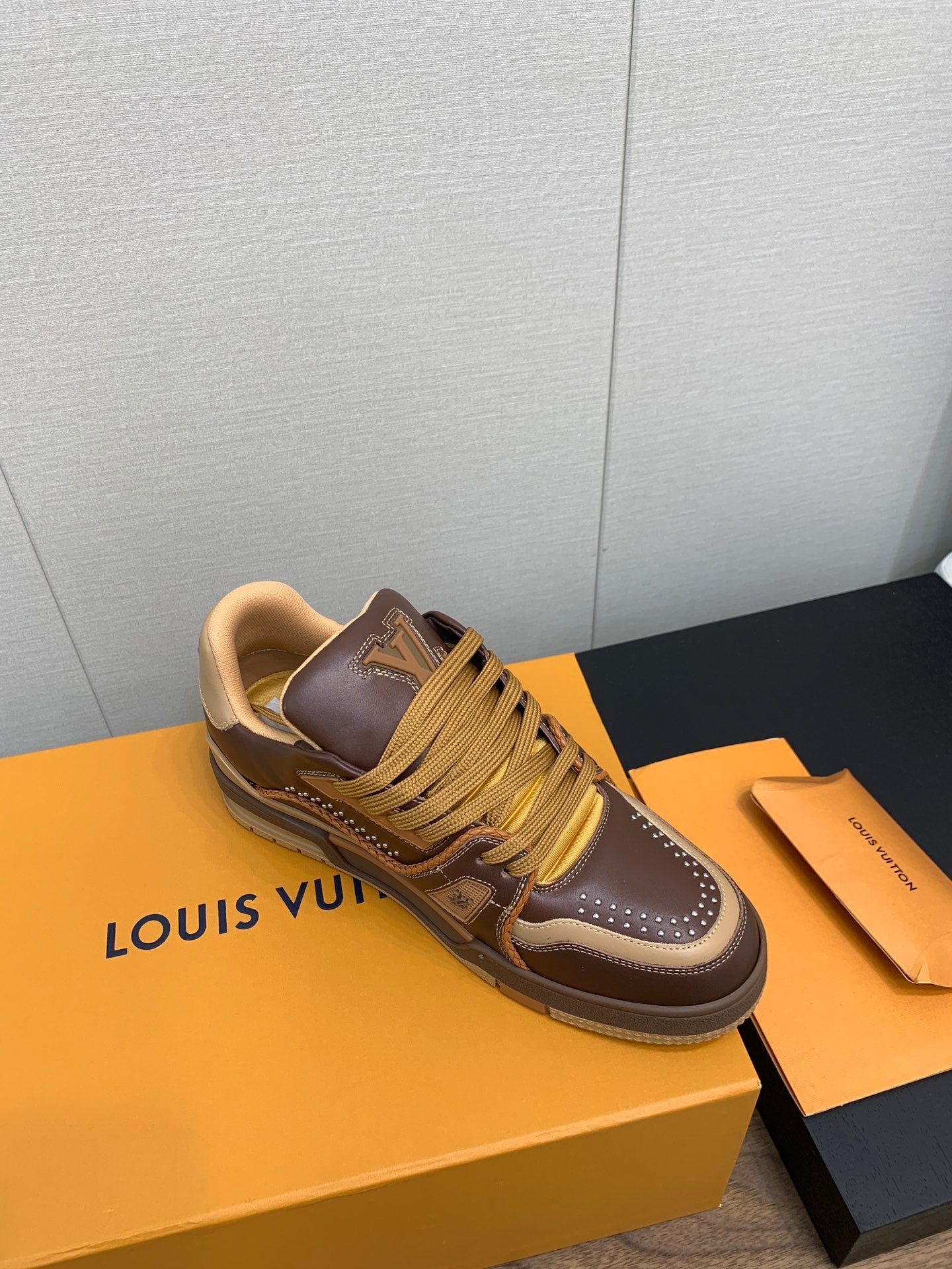 LV WOMEN'S TRAINER IN MARRON CALFSKIN