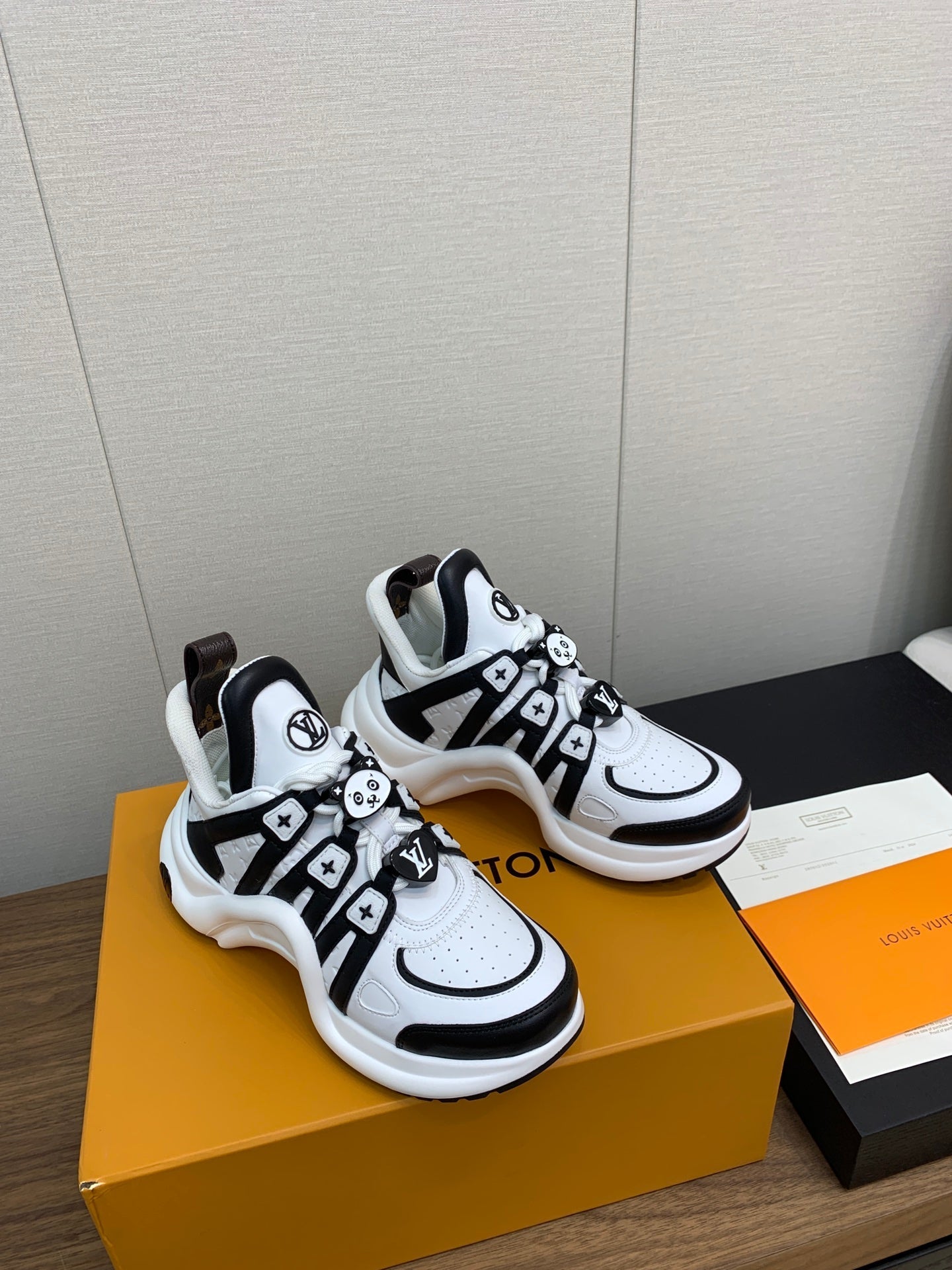 LV ARCHLIGHT SNEAKER BLACK MIX WHITE