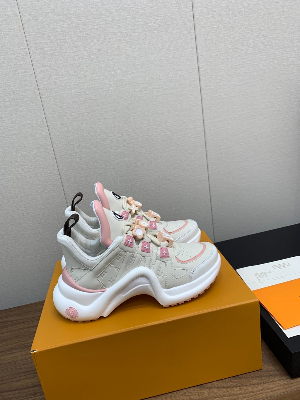 LV ARCHLIGHT SNEAKER BEIGE MIX LIGHT PINK